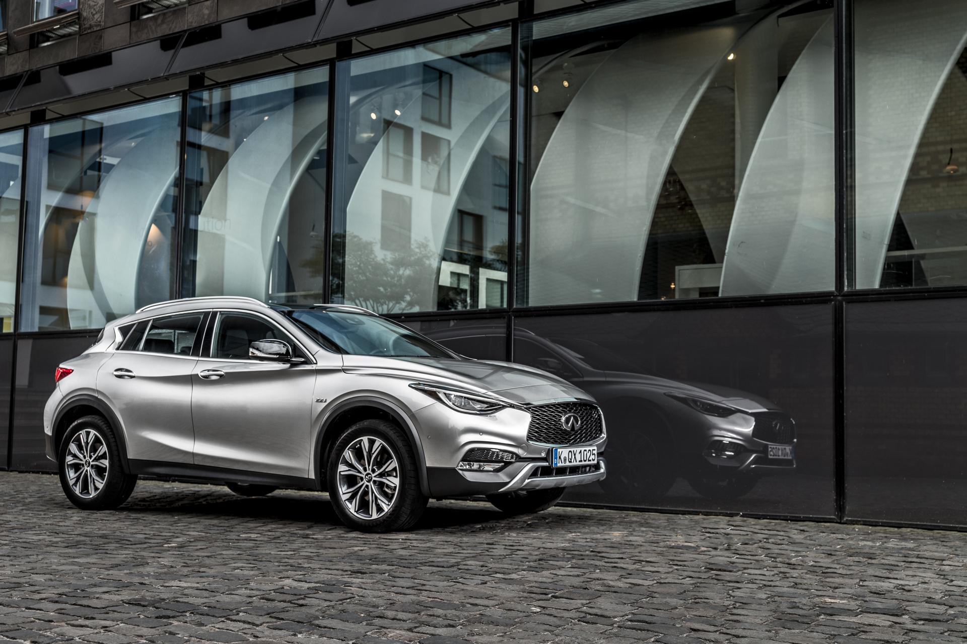 Infiniti Q30 at 640 x 1136 iPhone 5 size wallpapers HD quality