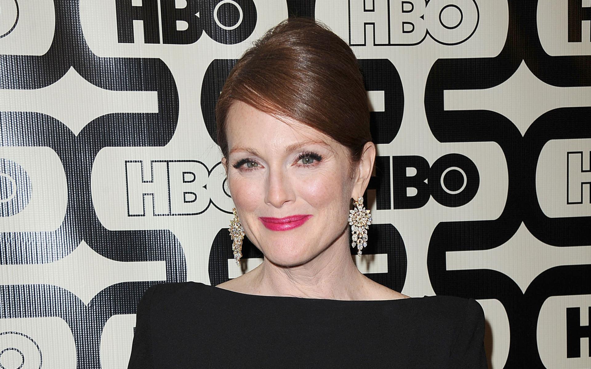 Julianne Moore at 640 x 1136 iPhone 5 size wallpapers HD quality