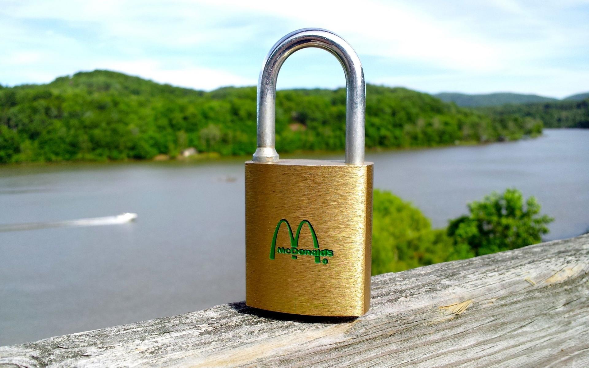 Padlock at 1152 x 864 size wallpapers HD quality
