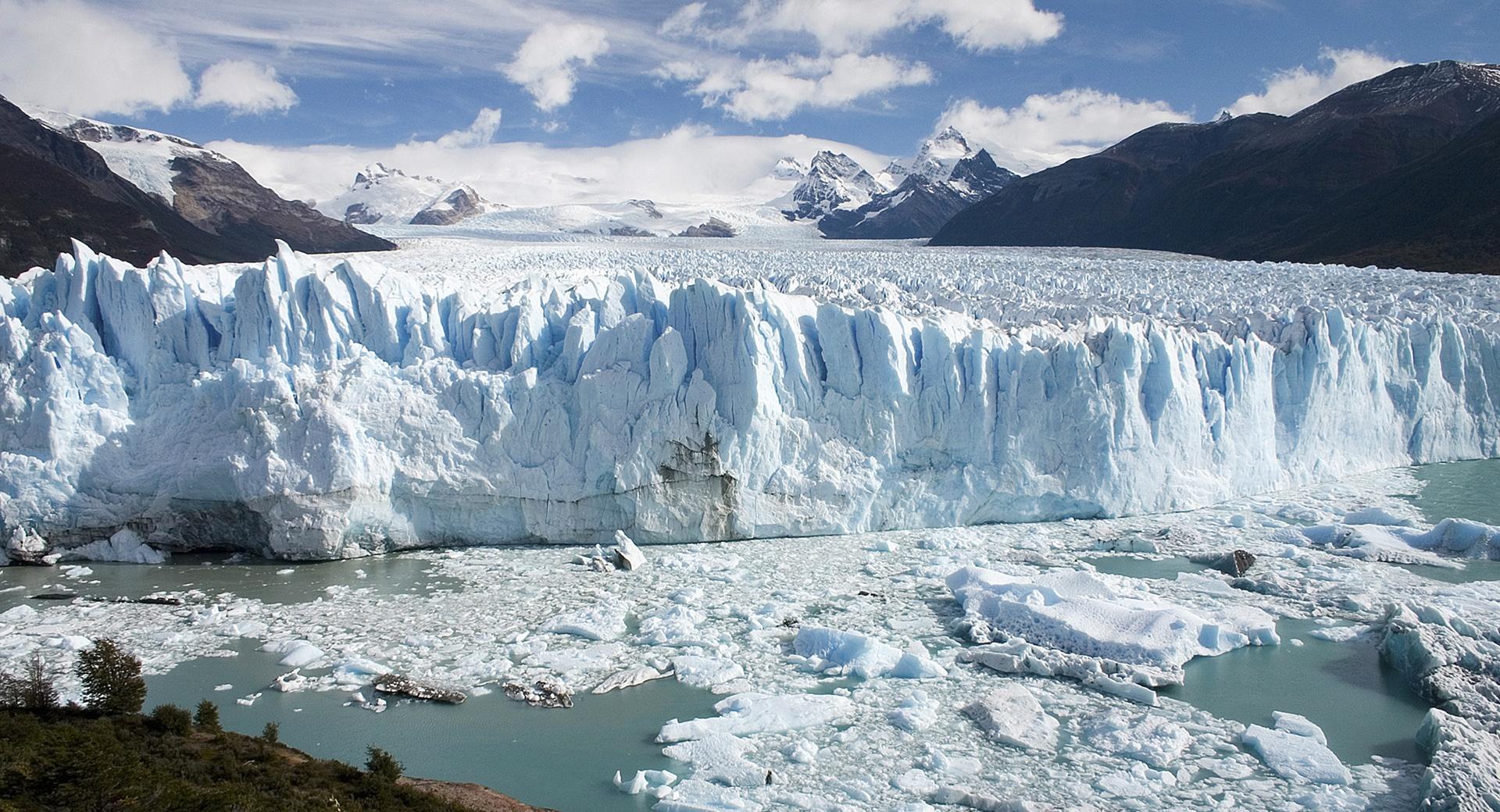 Perito Moreno Glacier at 320 x 480 iPhone size wallpapers HD quality