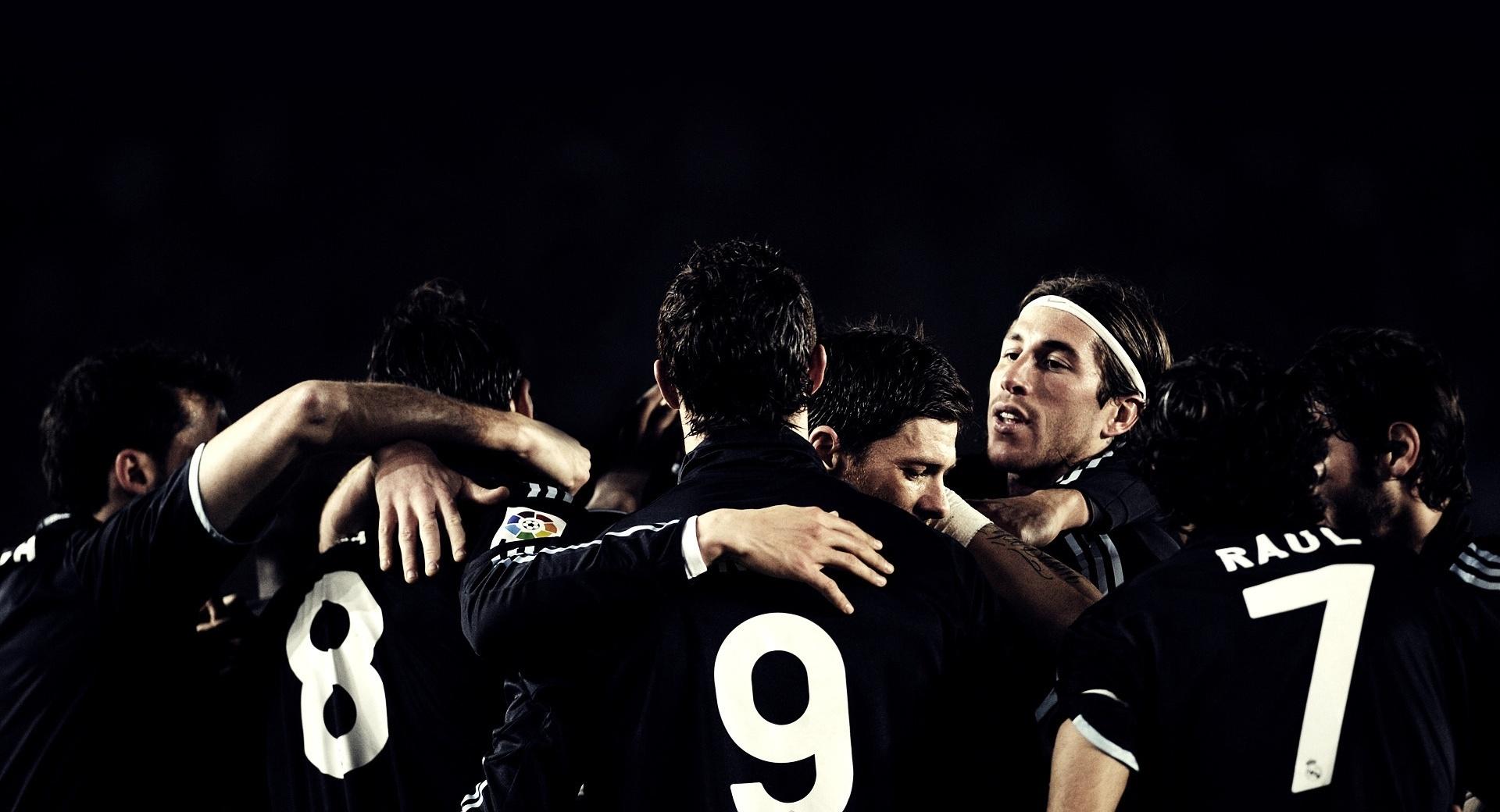 Real Madrid Team at 640 x 960 iPhone 4 size wallpapers HD quality