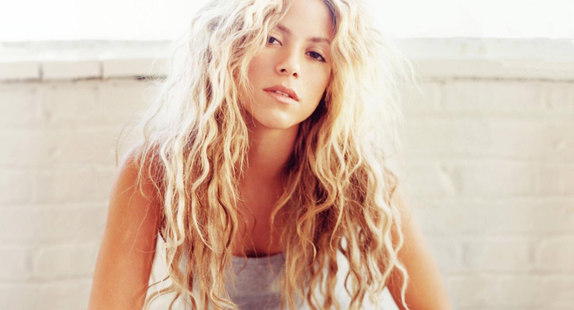 Shakira Mebarak at 320 x 480 iPhone size wallpapers HD quality