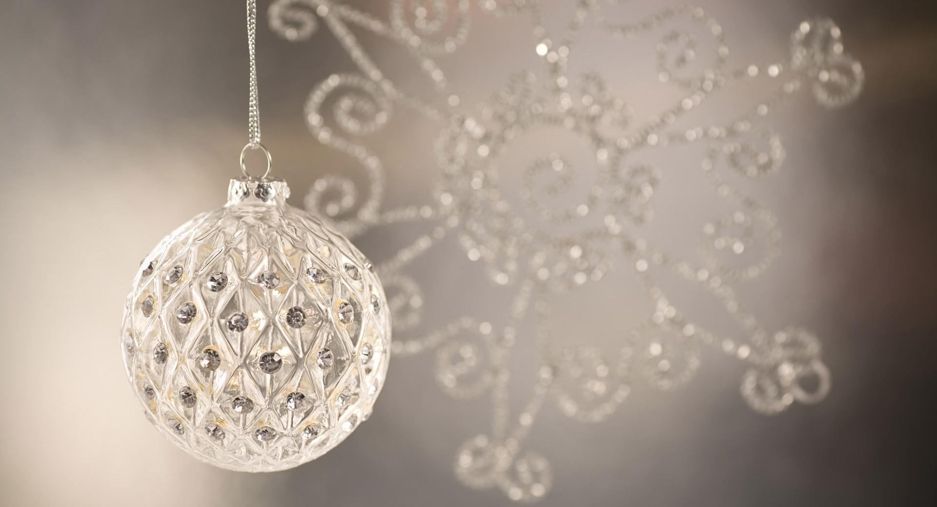 Silver Christmas Ball at 1280 x 960 size wallpapers HD quality