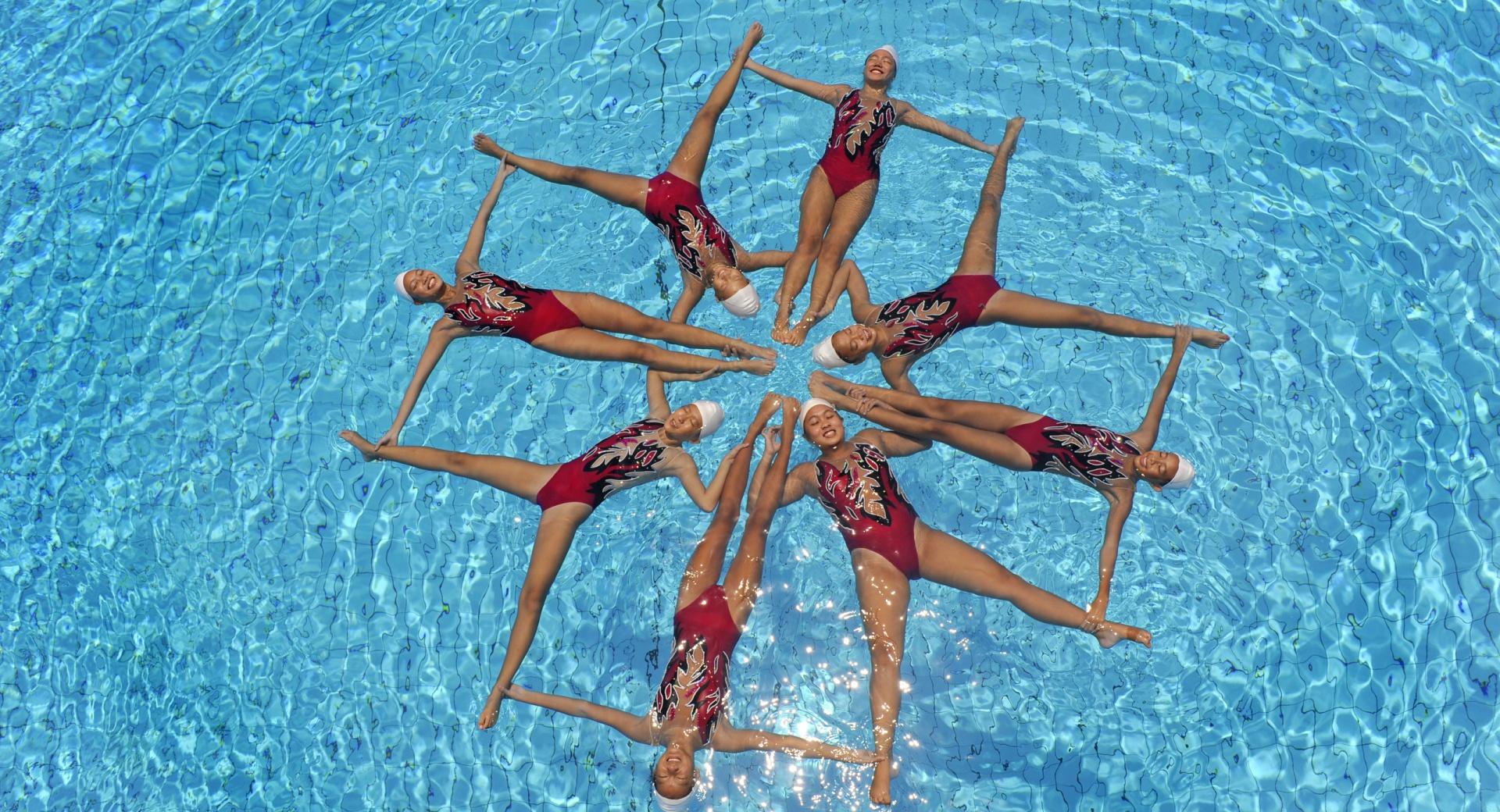 Synchronized Swimming at 1024 x 768 size wallpapers HD quality