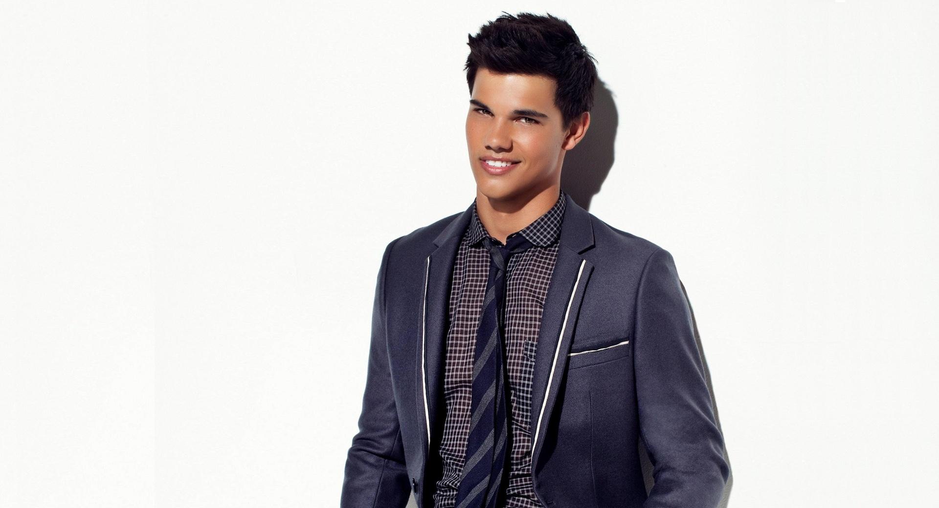 Taylor Lautner at 2048 x 2048 iPad size wallpapers HD quality