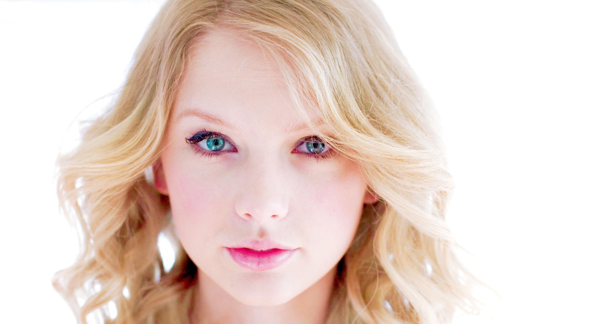 Taylor Swift Portrait at 1024 x 1024 iPad size wallpapers HD quality