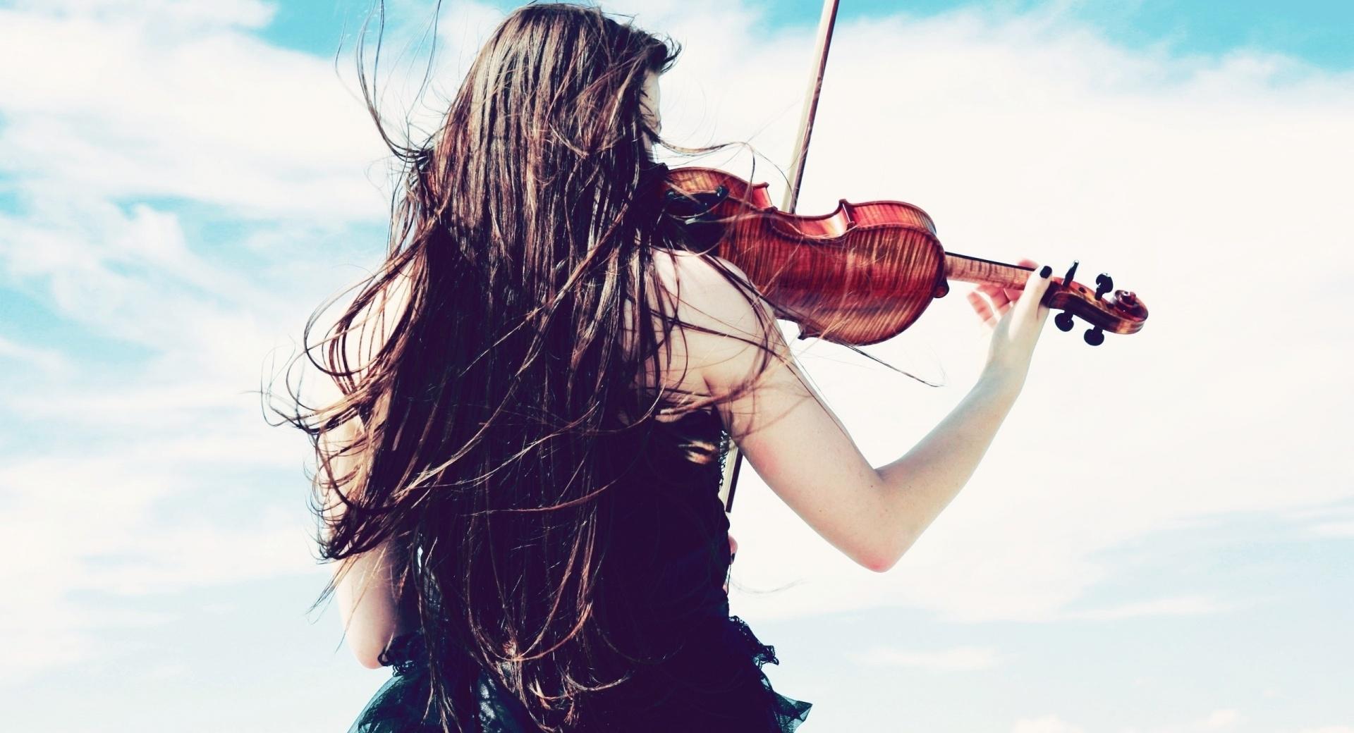 Violinist Girl at 1024 x 768 size wallpapers HD quality