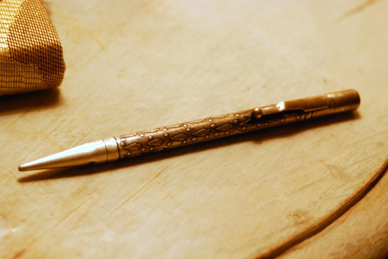 Pen man. Перо (письменная принадлежность). Ручка обои. Обои с ручками вертикальные. Обои на телефон авторучки.