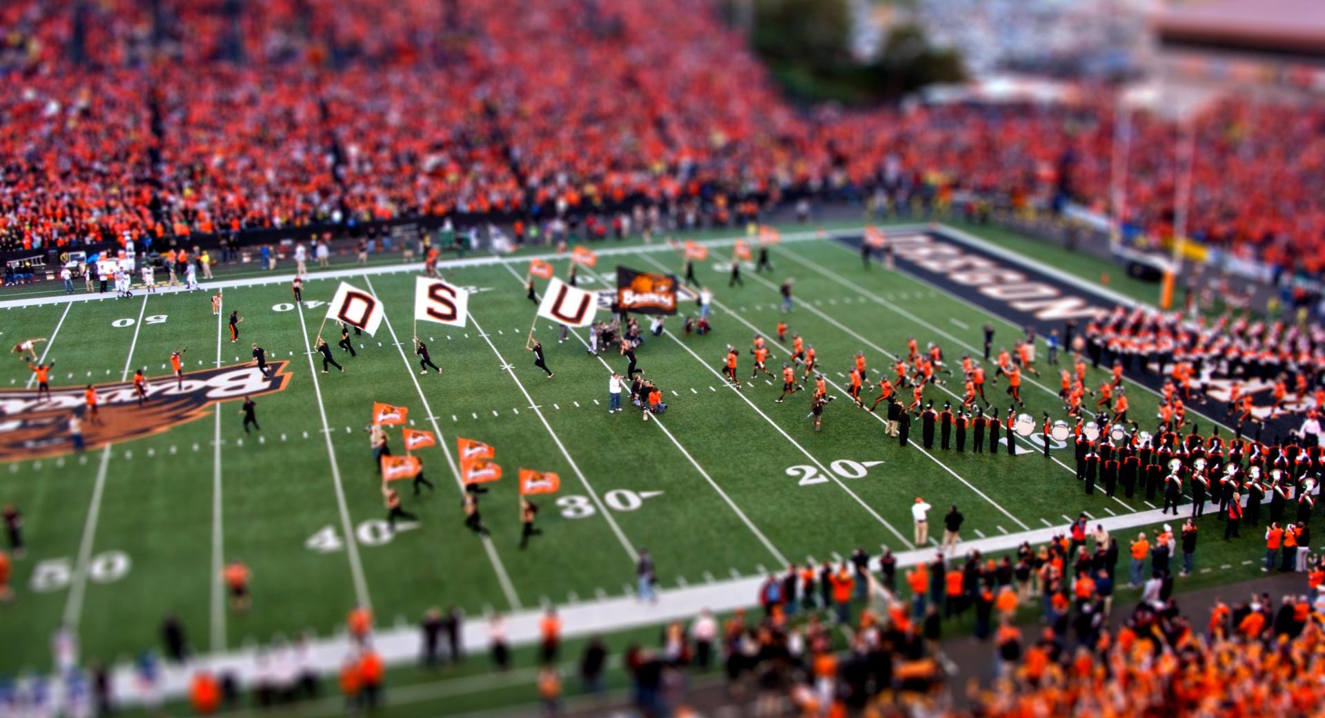 American Football Tilt Shift at 640 x 960 iPhone 4 size wallpapers HD quality