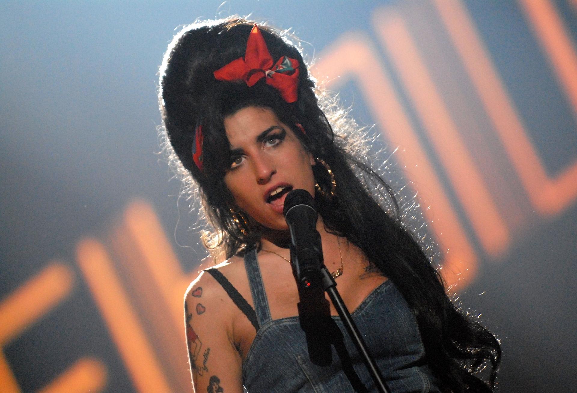 Amy Winehouse at 640 x 960 iPhone 4 size wallpapers HD quality