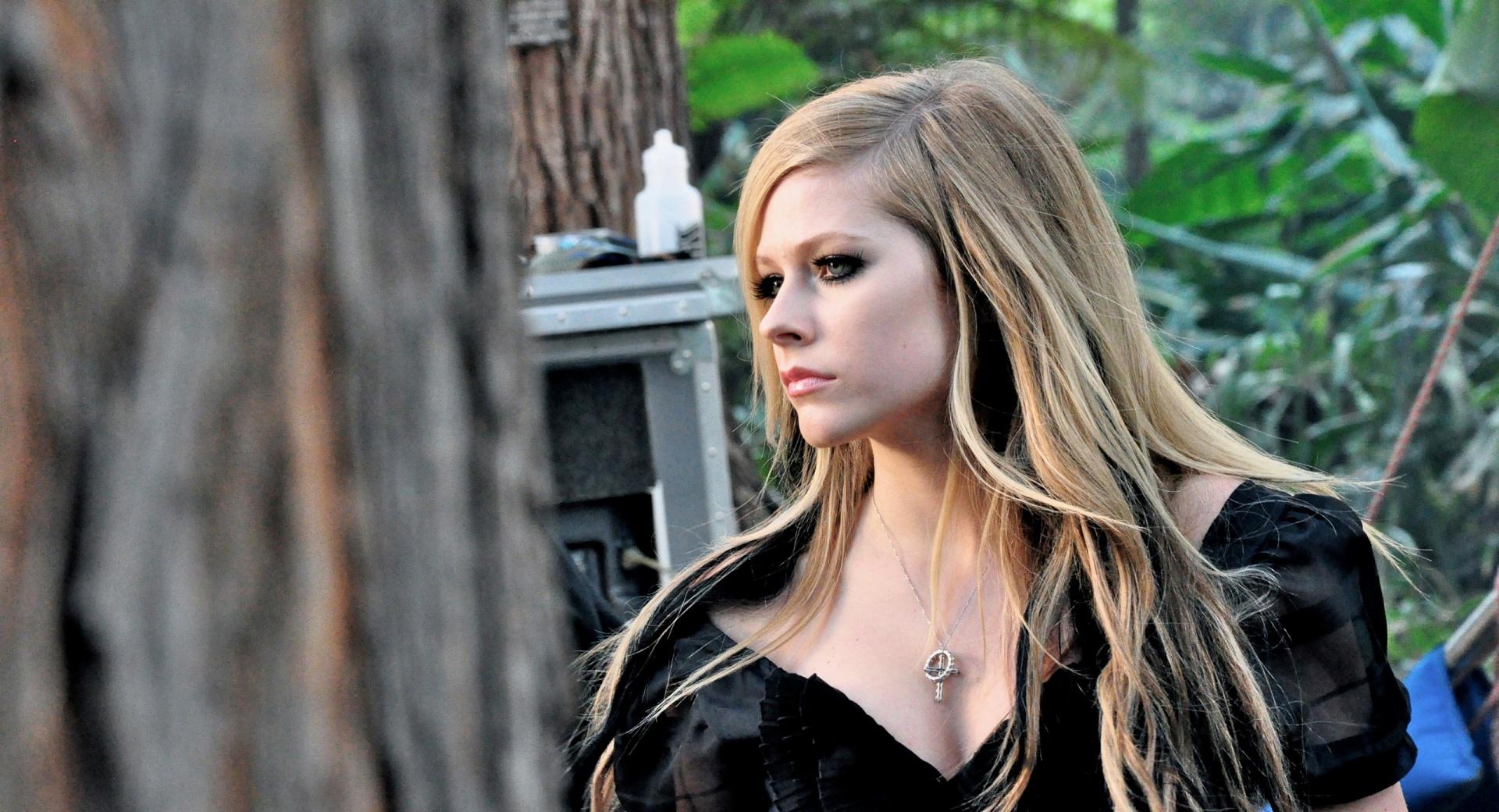 Avril Lavigne at 1600 x 1200 size wallpapers HD quality