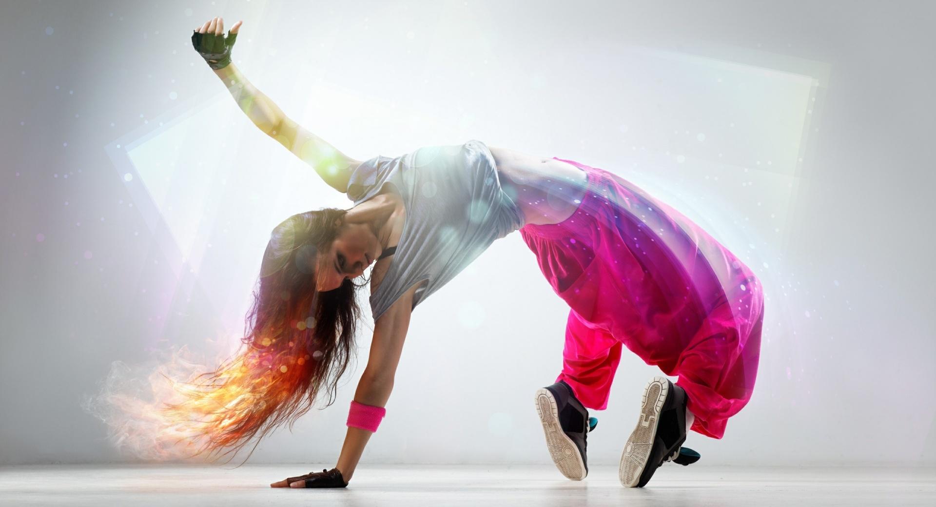 Breakdance Girl at 1024 x 768 size wallpapers HD quality