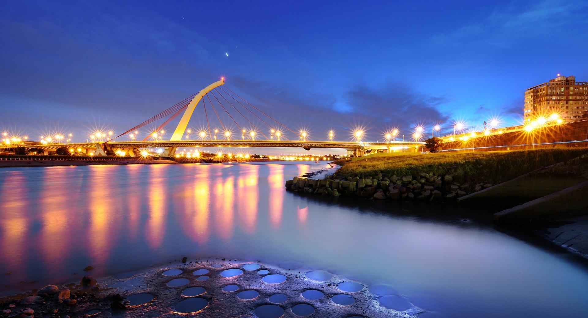 Bridge Lights at 1600 x 1200 size wallpapers HD quality