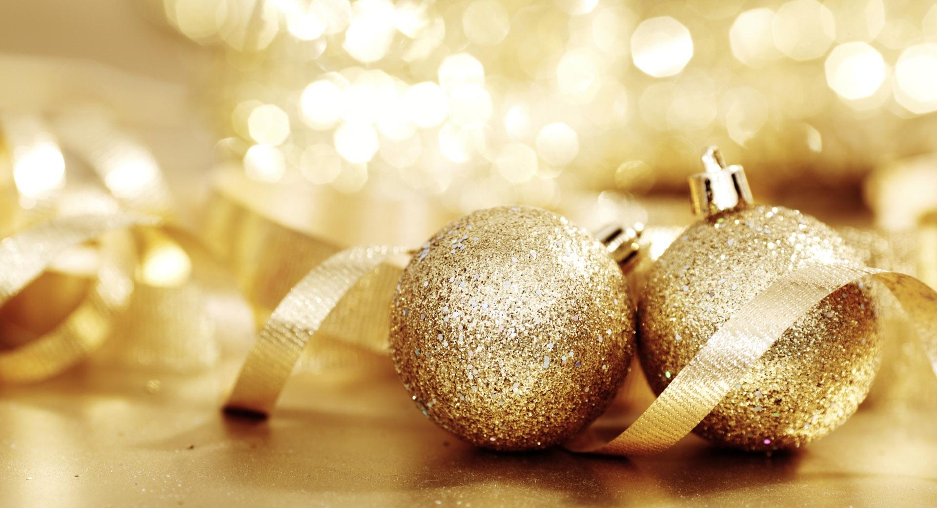 Christmas Balls at 320 x 480 iPhone size wallpapers HD quality