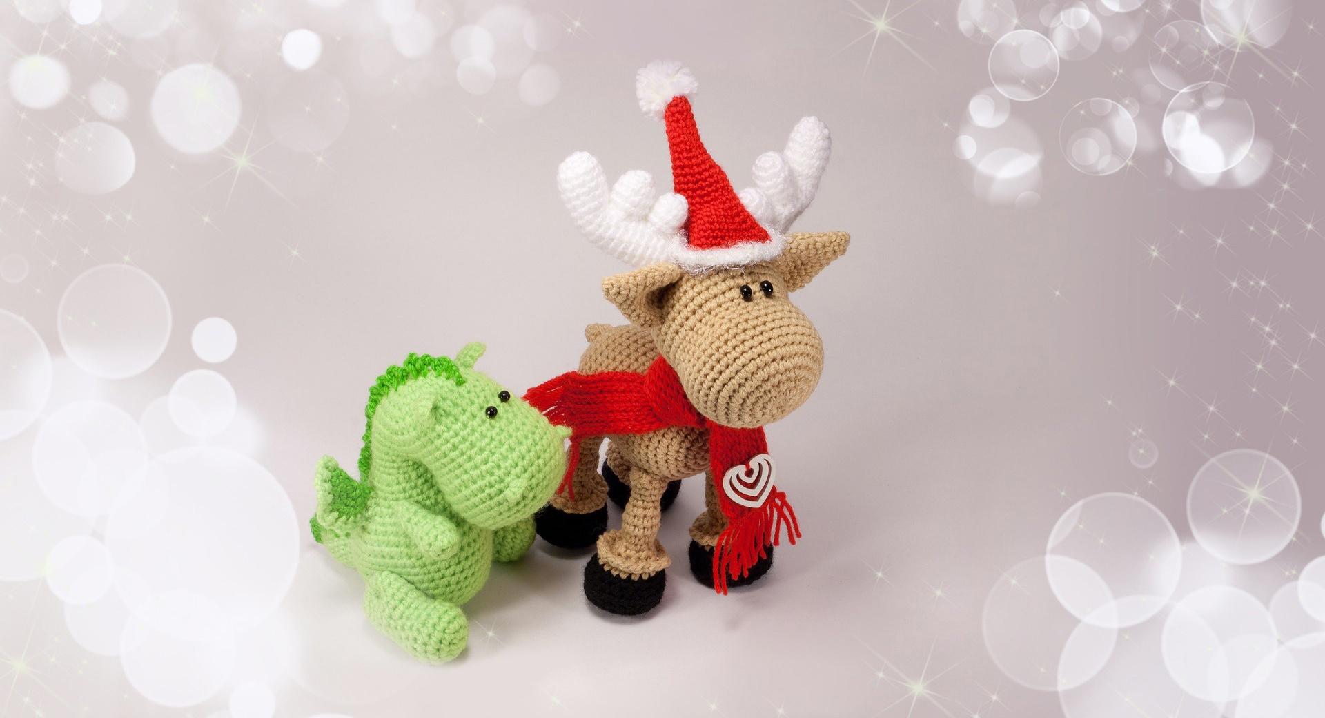 Christmas Dino and Reindeer at 640 x 960 iPhone 4 size wallpapers HD quality