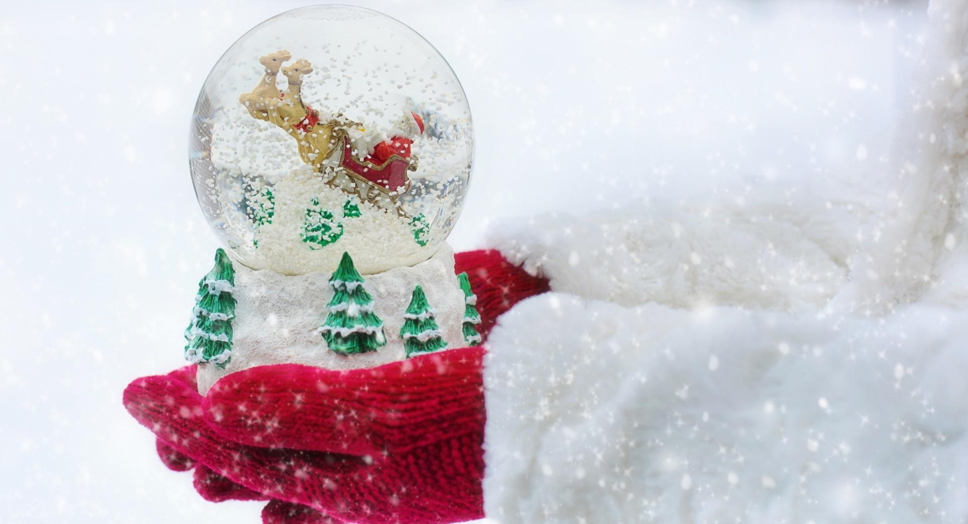 Christmas Santa Claus Snow Globe at 1024 x 1024 iPad size wallpapers HD quality