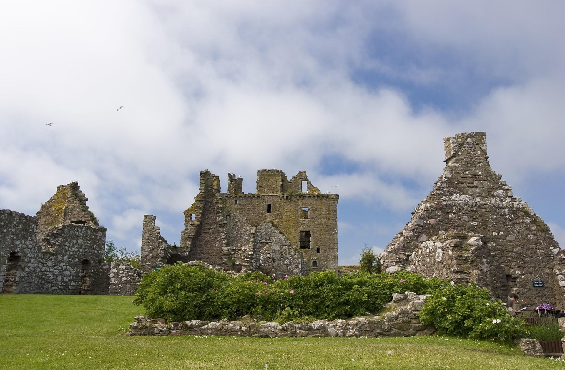 Dunnottar Castle at 1152 x 864 size wallpapers HD quality