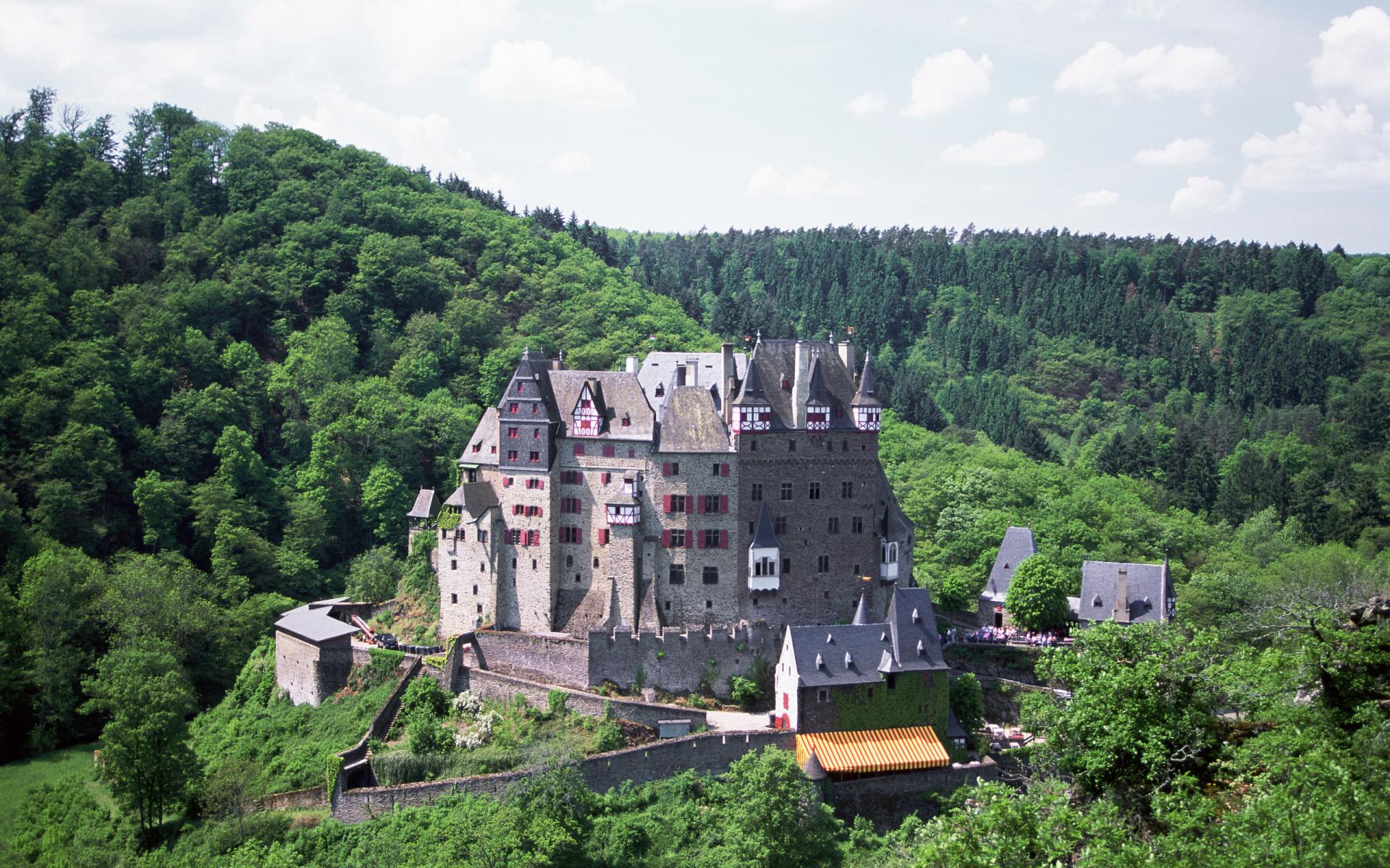 Eltz Castle at 1600 x 1200 size wallpapers HD quality