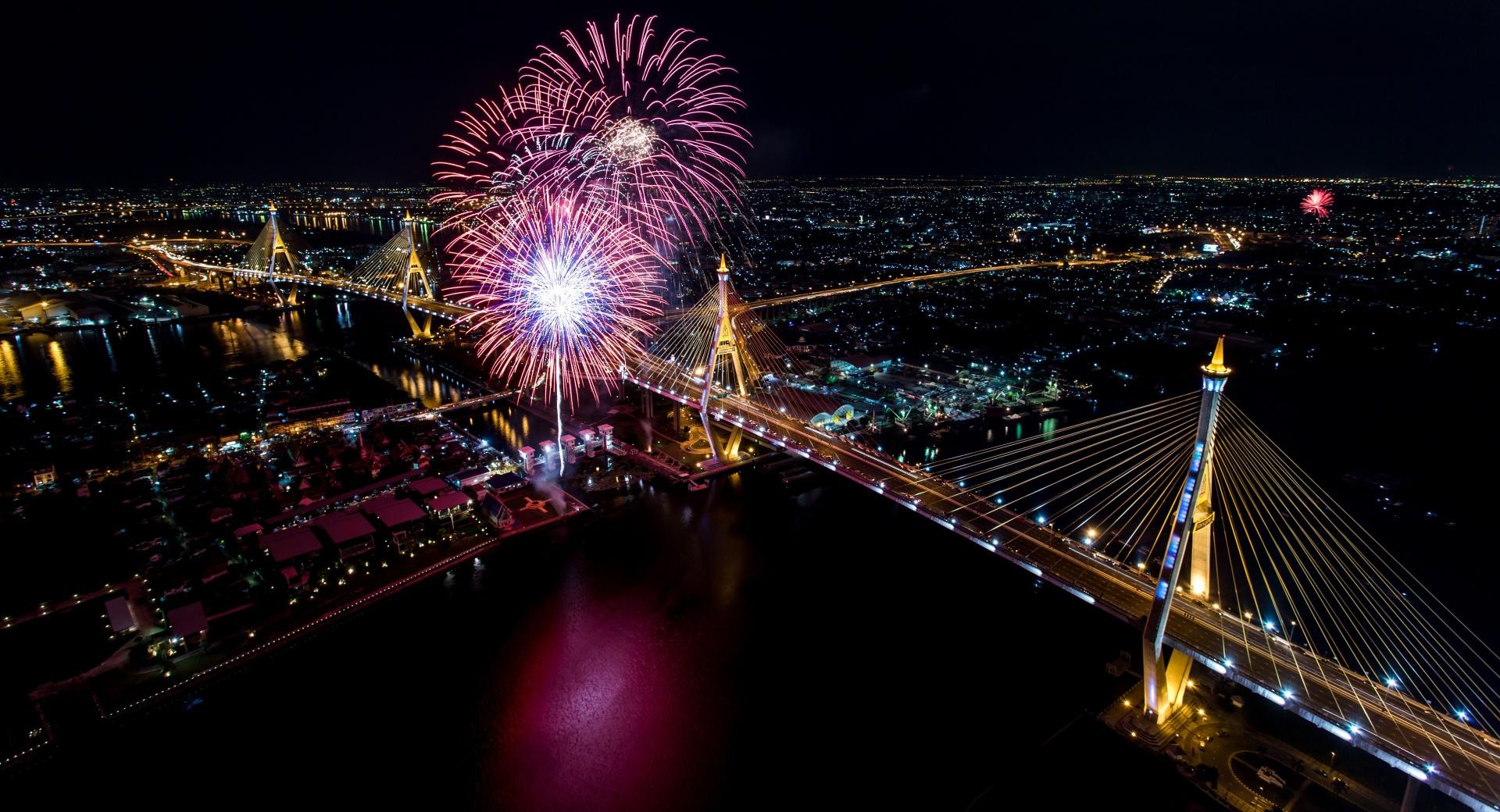 Fireworks Aerial View at 640 x 960 iPhone 4 size wallpapers HD quality