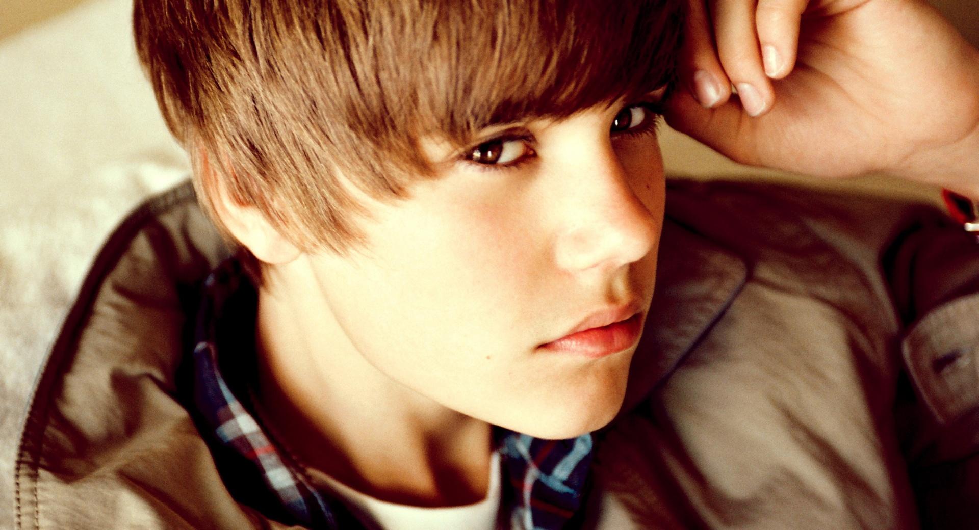 Justin Bieber Young at 2048 x 2048 iPad size wallpapers HD quality