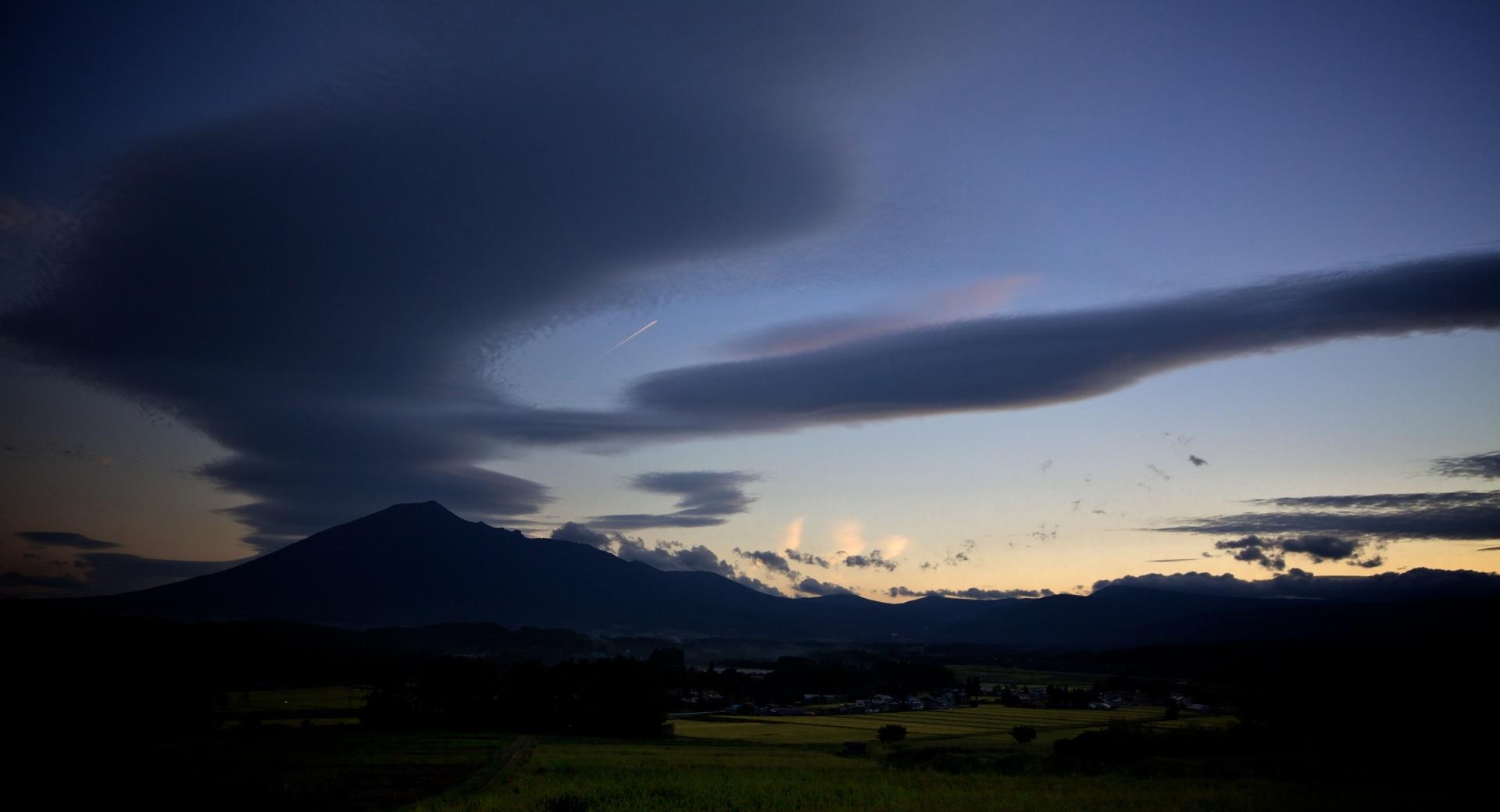 Lenticular Clouds at 320 x 480 iPhone size wallpapers HD quality