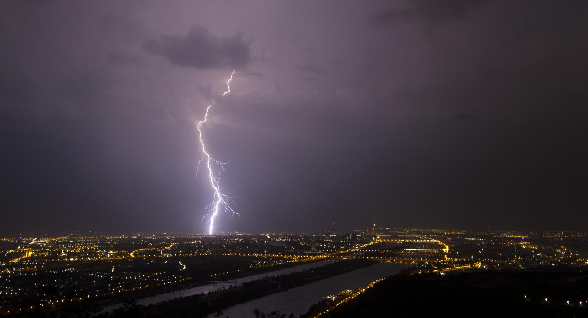 Lightning, Vienna at 640 x 960 iPhone 4 size wallpapers HD quality