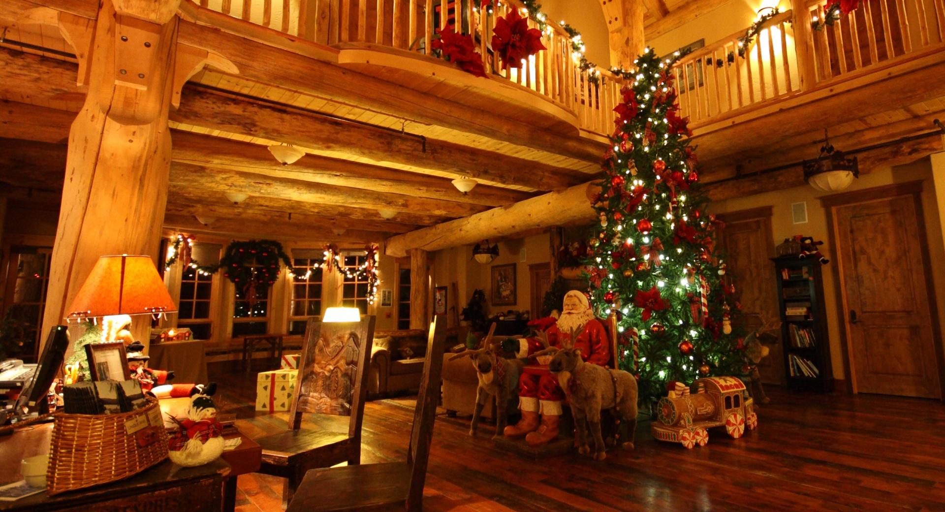 Lodge at Christmas Time at 320 x 480 iPhone size wallpapers HD quality