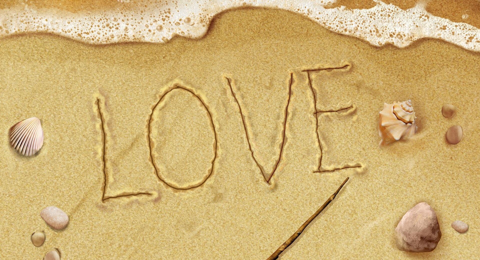 Love On The Beach at 1280 x 960 size wallpapers HD quality