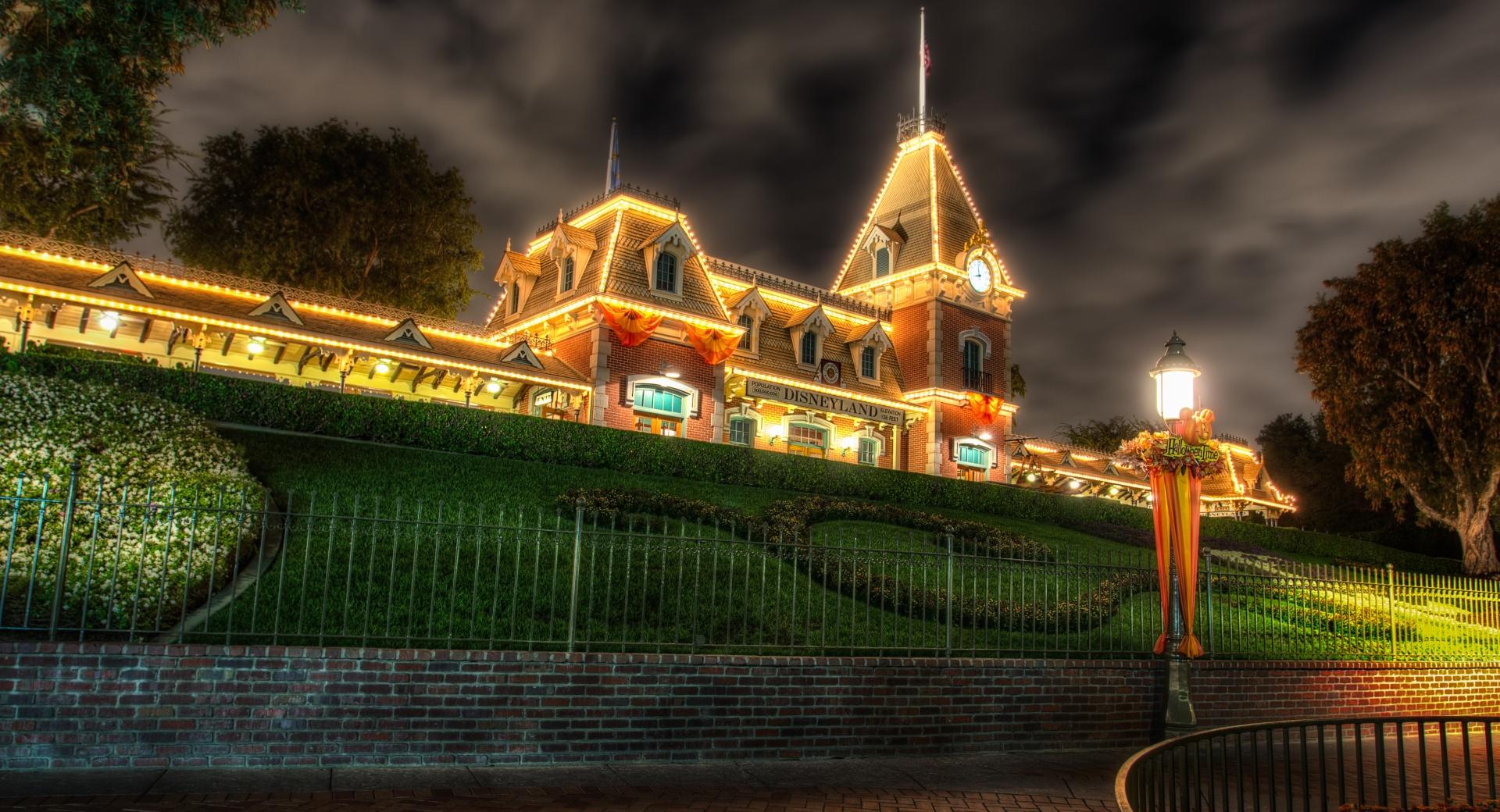 Main Street Train Station at Halloween at 1334 x 750 iPhone 7 size wallpapers HD quality