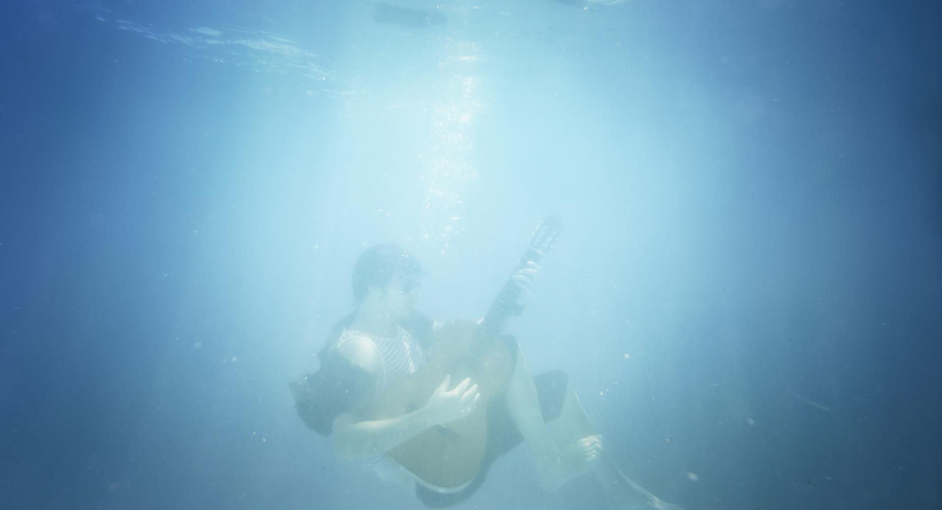 Playing Guitar Underwater at 1600 x 1200 size wallpapers HD quality