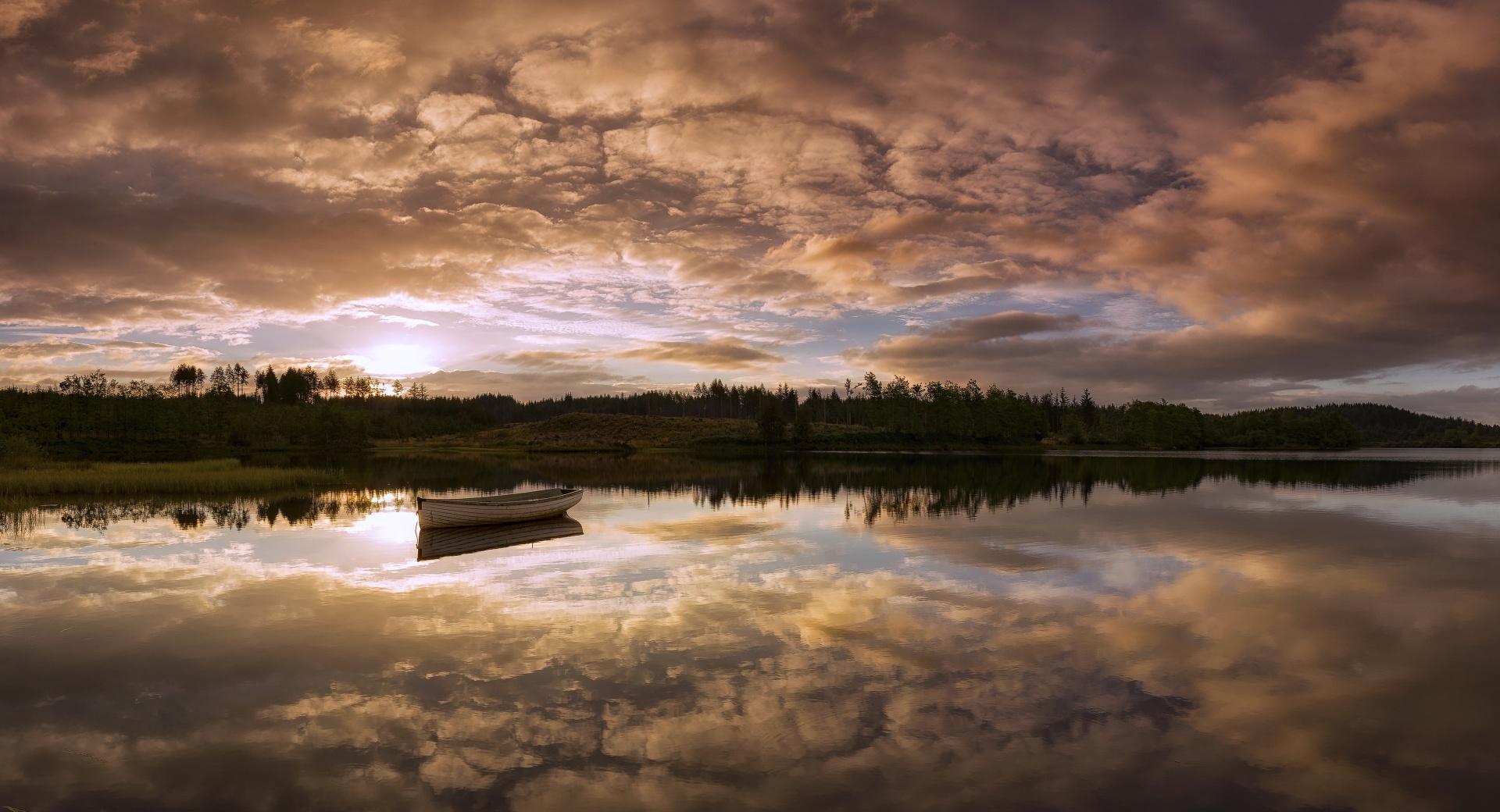 Rowboat, Sky Reflection in Water at 1152 x 864 size wallpapers HD quality