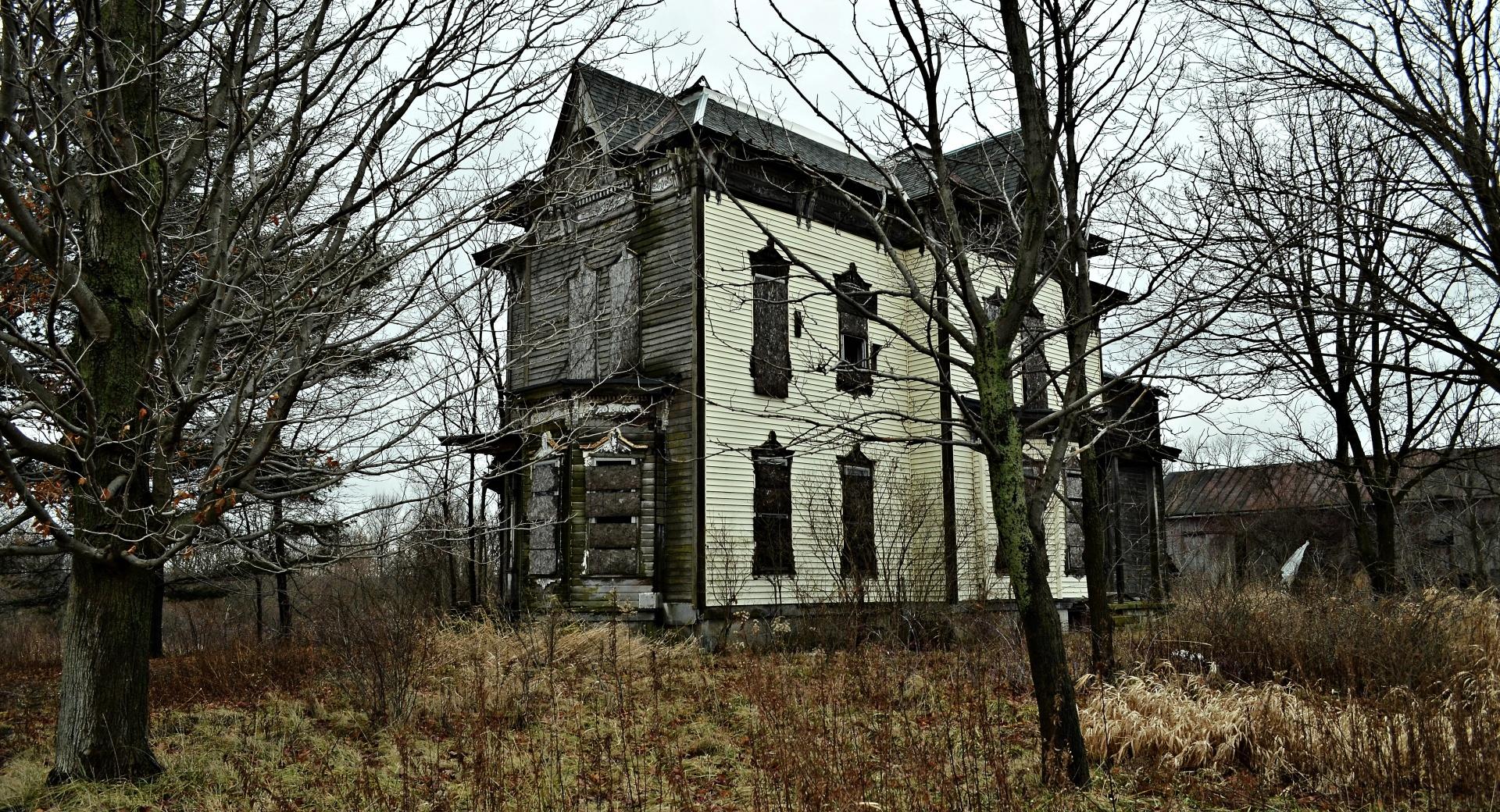 Spooky House at 640 x 1136 iPhone 5 size wallpapers HD quality
