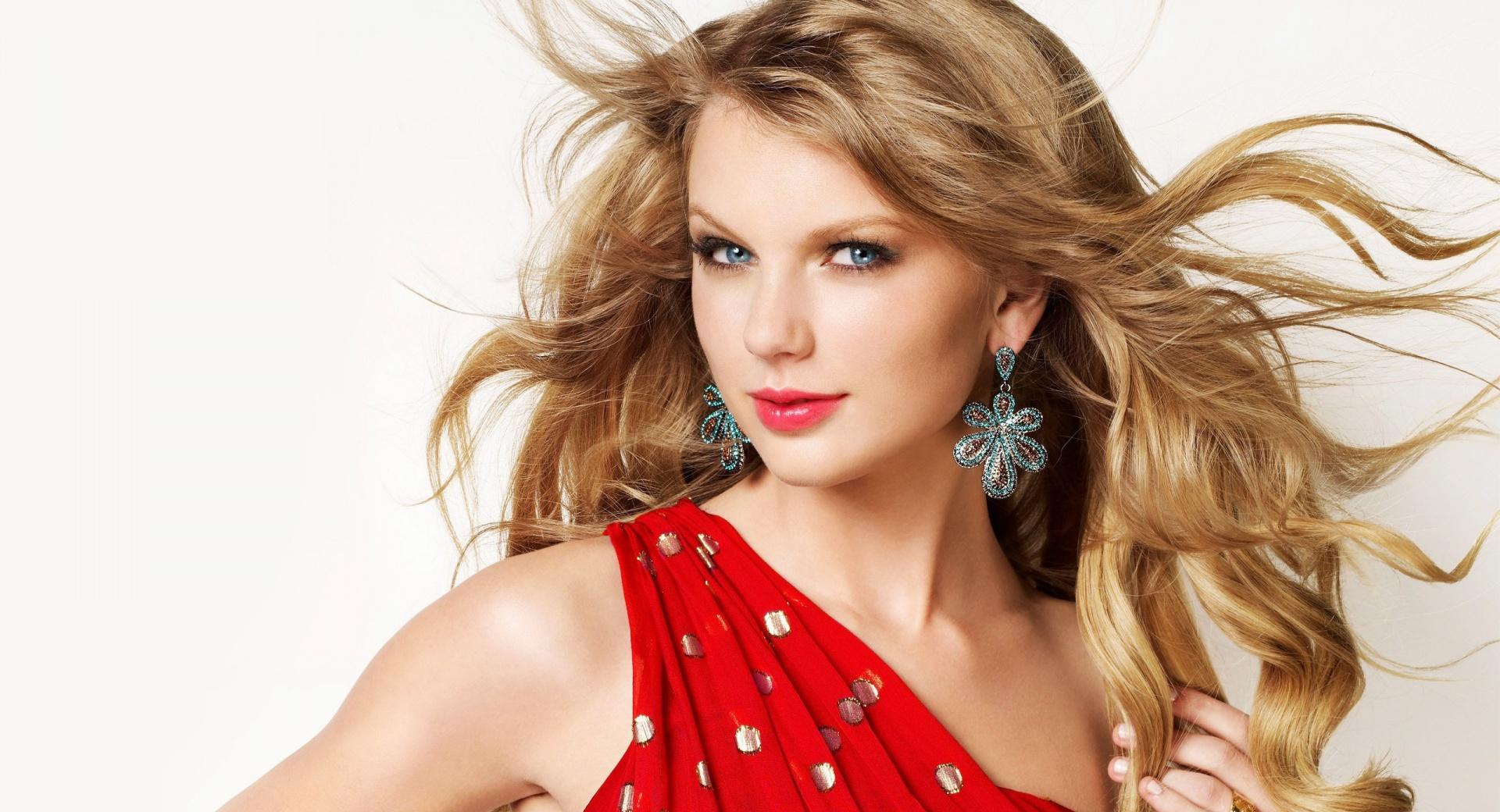 Taylor Swift at 1600 x 1200 size wallpapers HD quality