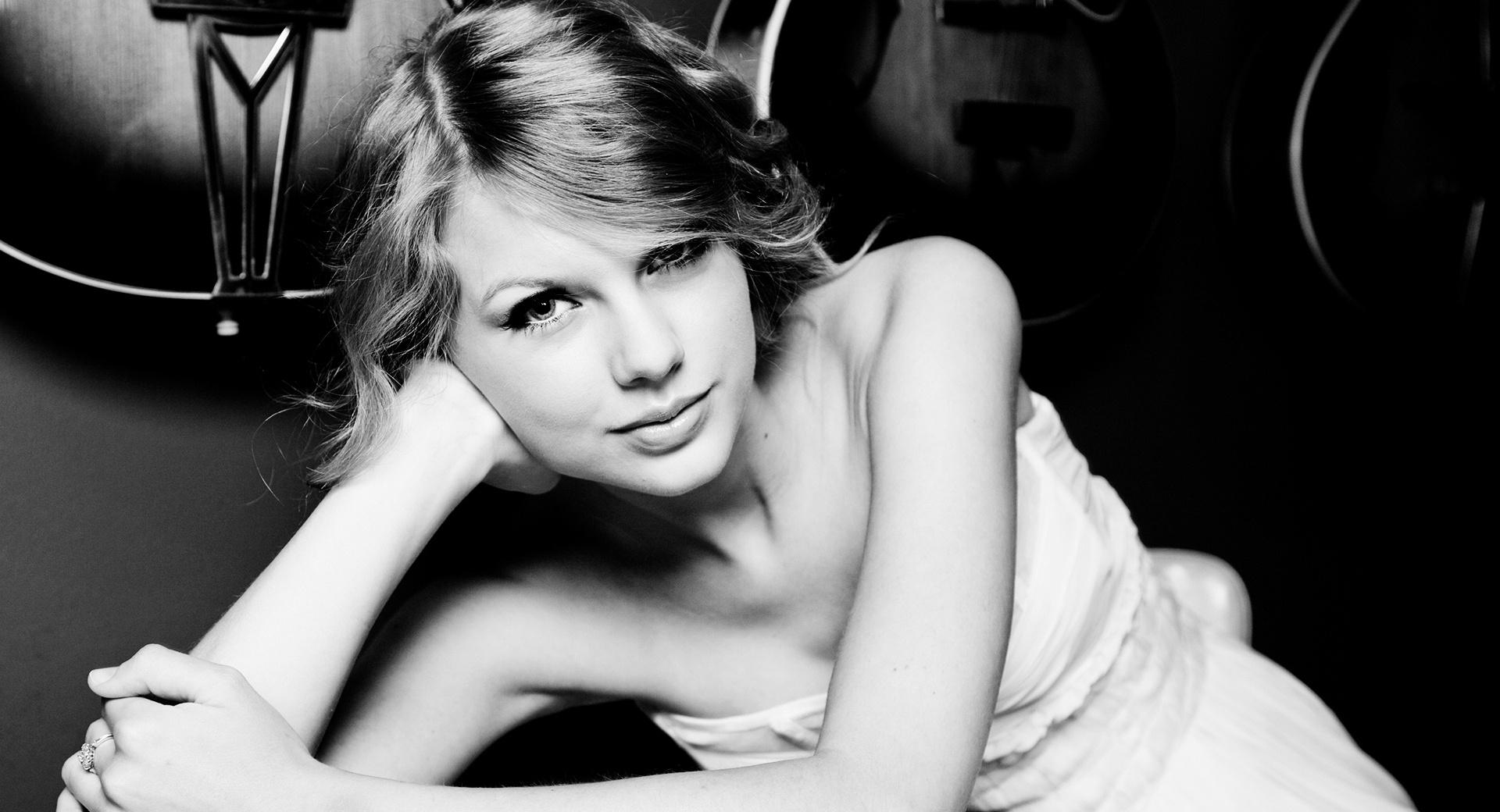 Taylor Swift Black and White at 1024 x 1024 iPad size wallpapers HD quality