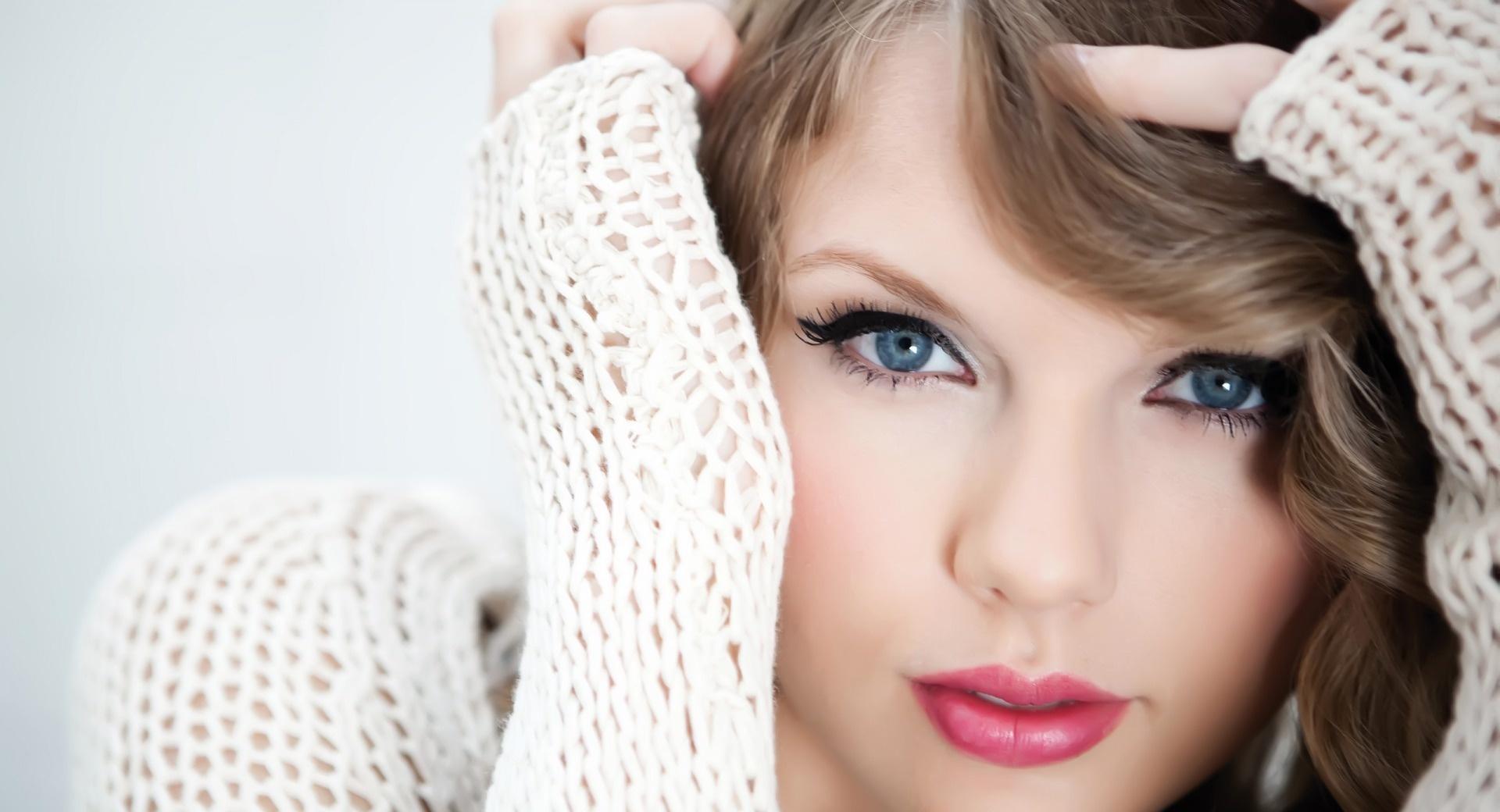 Taylor Swift Close-Up at 1600 x 1200 size wallpapers HD quality