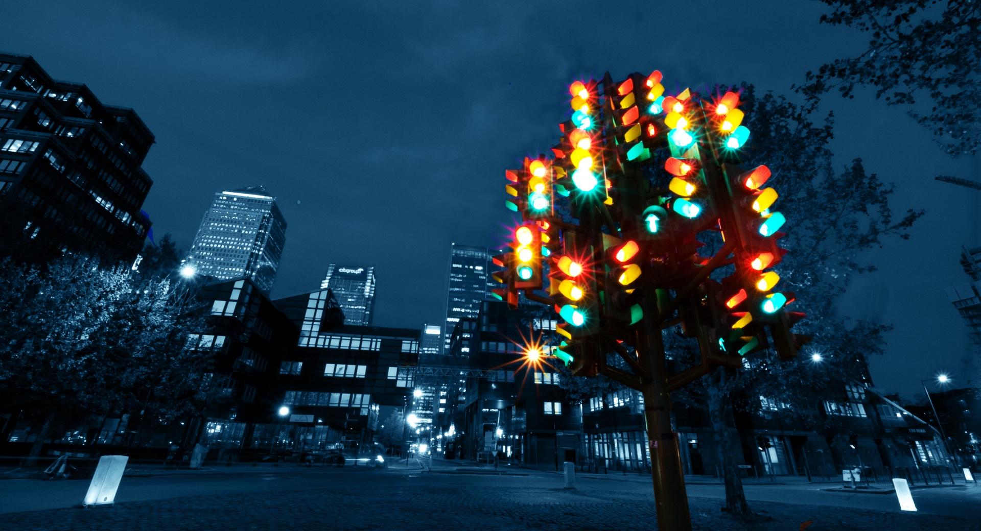 Traffic Light Sculpture at 640 x 960 iPhone 4 size wallpapers HD quality
