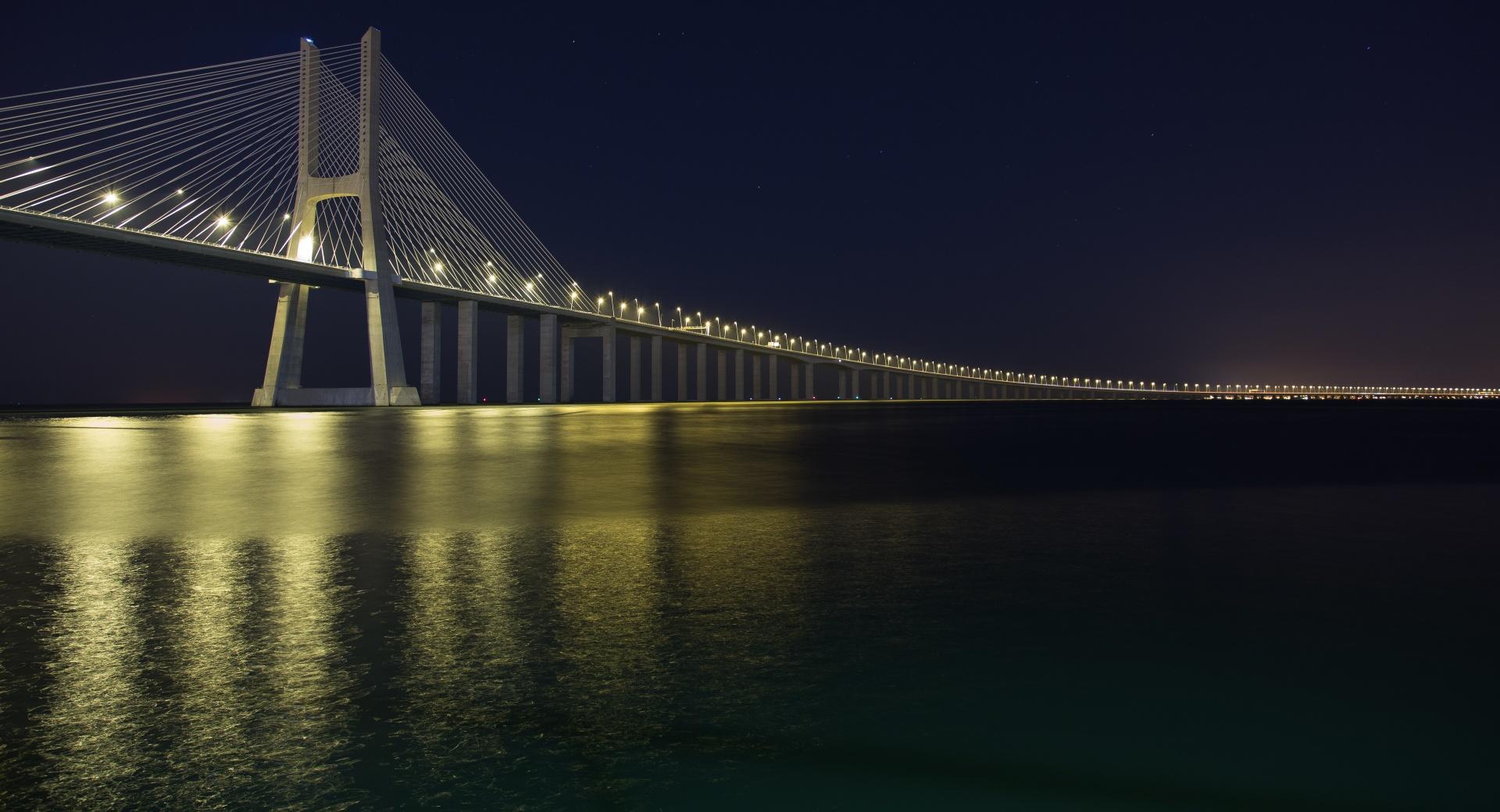 Vasco Da Gama Bridge at Night at 1600 x 1200 size wallpapers HD quality