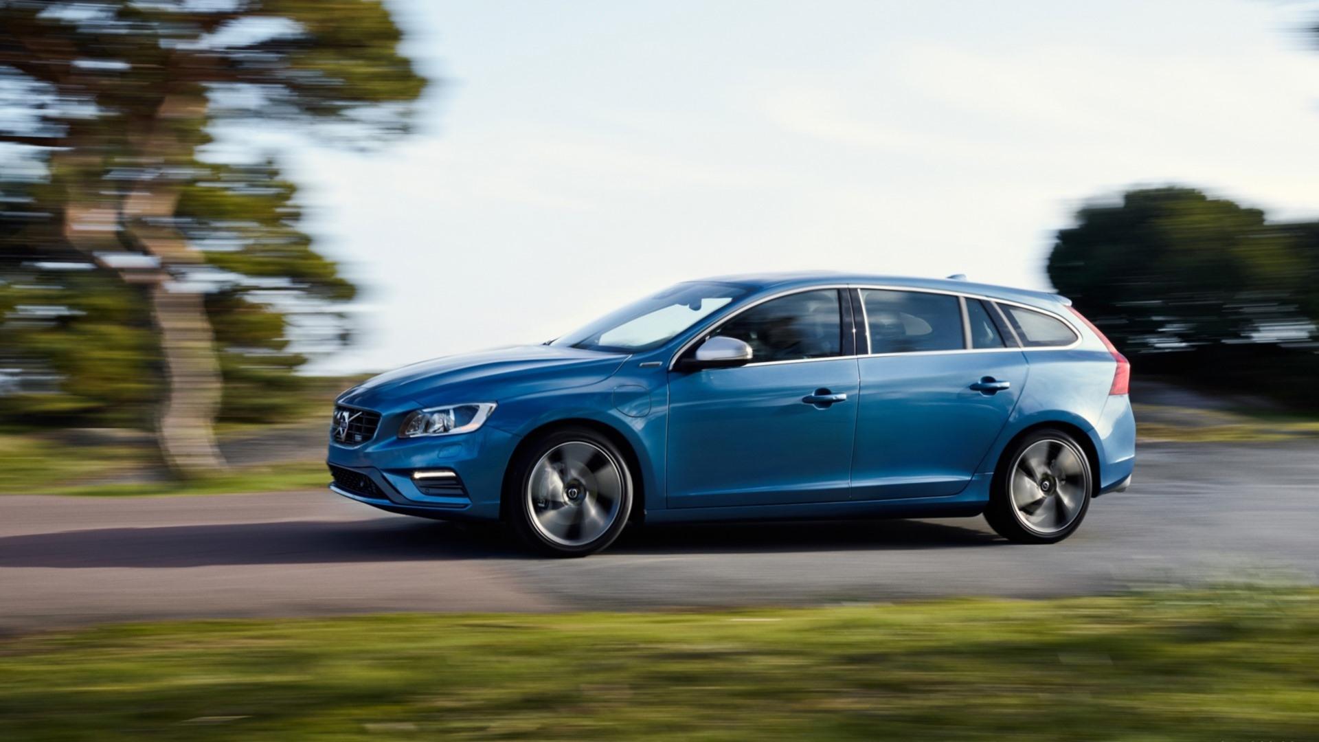 Volvo V60 at 2048 x 2048 iPad size wallpapers HD quality