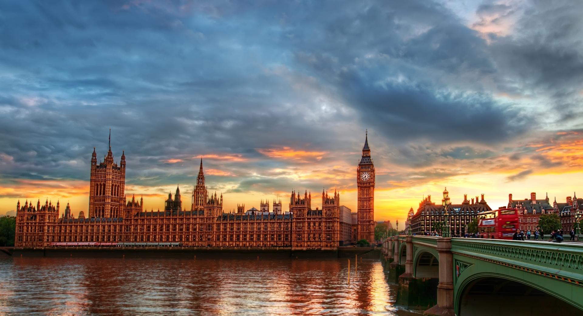 Westminster Palace At Twilight at 640 x 1136 iPhone 5 size wallpapers HD quality