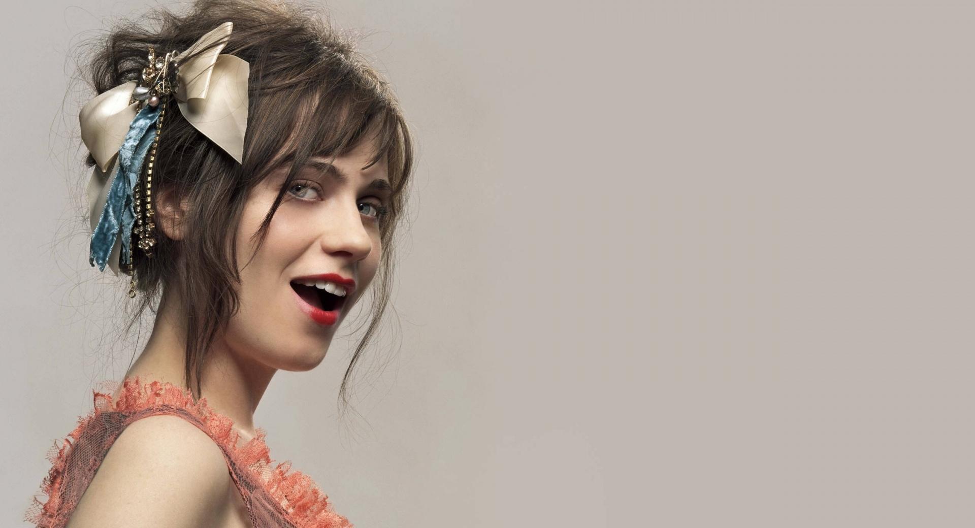 Zooey Claire Deschanel at 320 x 480 iPhone size wallpapers HD quality