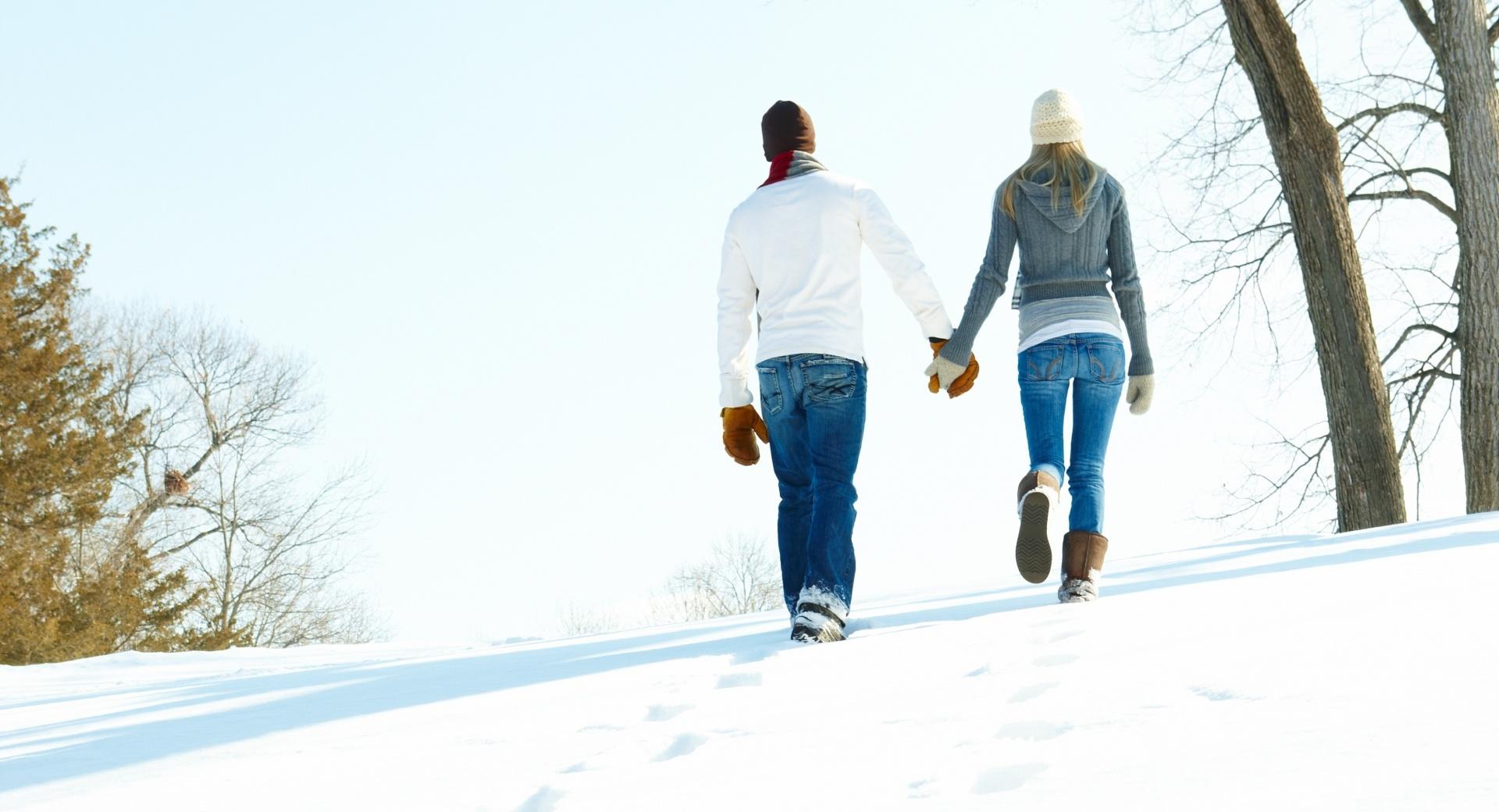 A Romantic Walk Through The Snow at 1152 x 864 size wallpapers HD quality