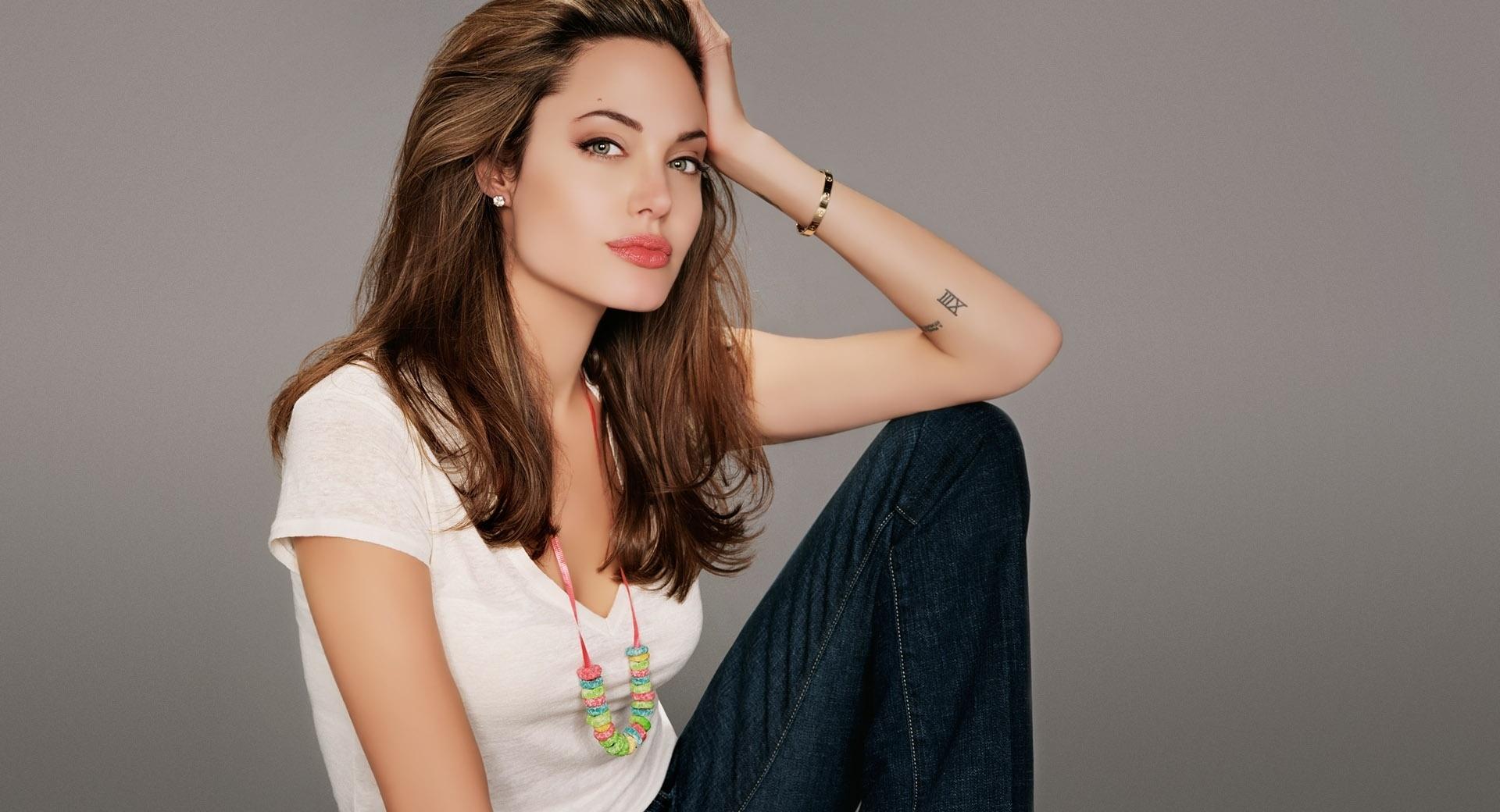 Angelina Jolie Beautiful at 2048 x 2048 iPad size wallpapers HD quality