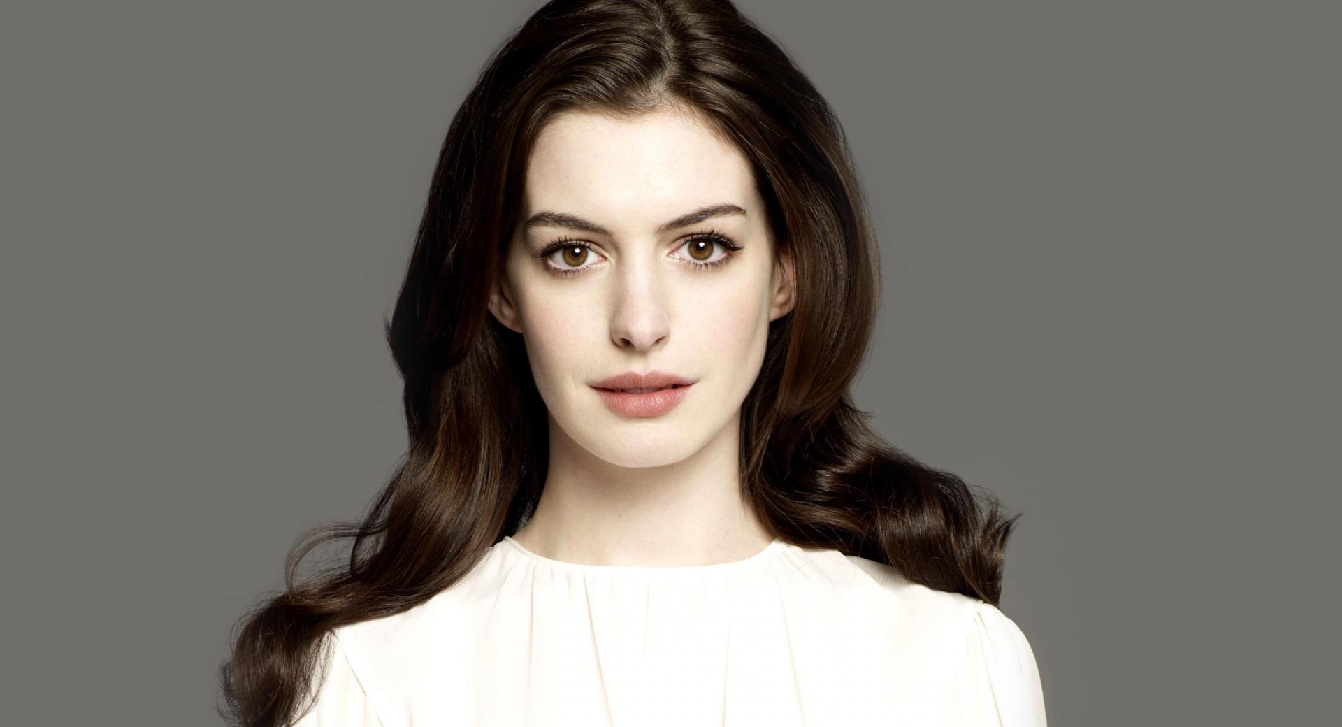 Anne Hathaway Portrait at 2048 x 2048 iPad size wallpapers HD quality