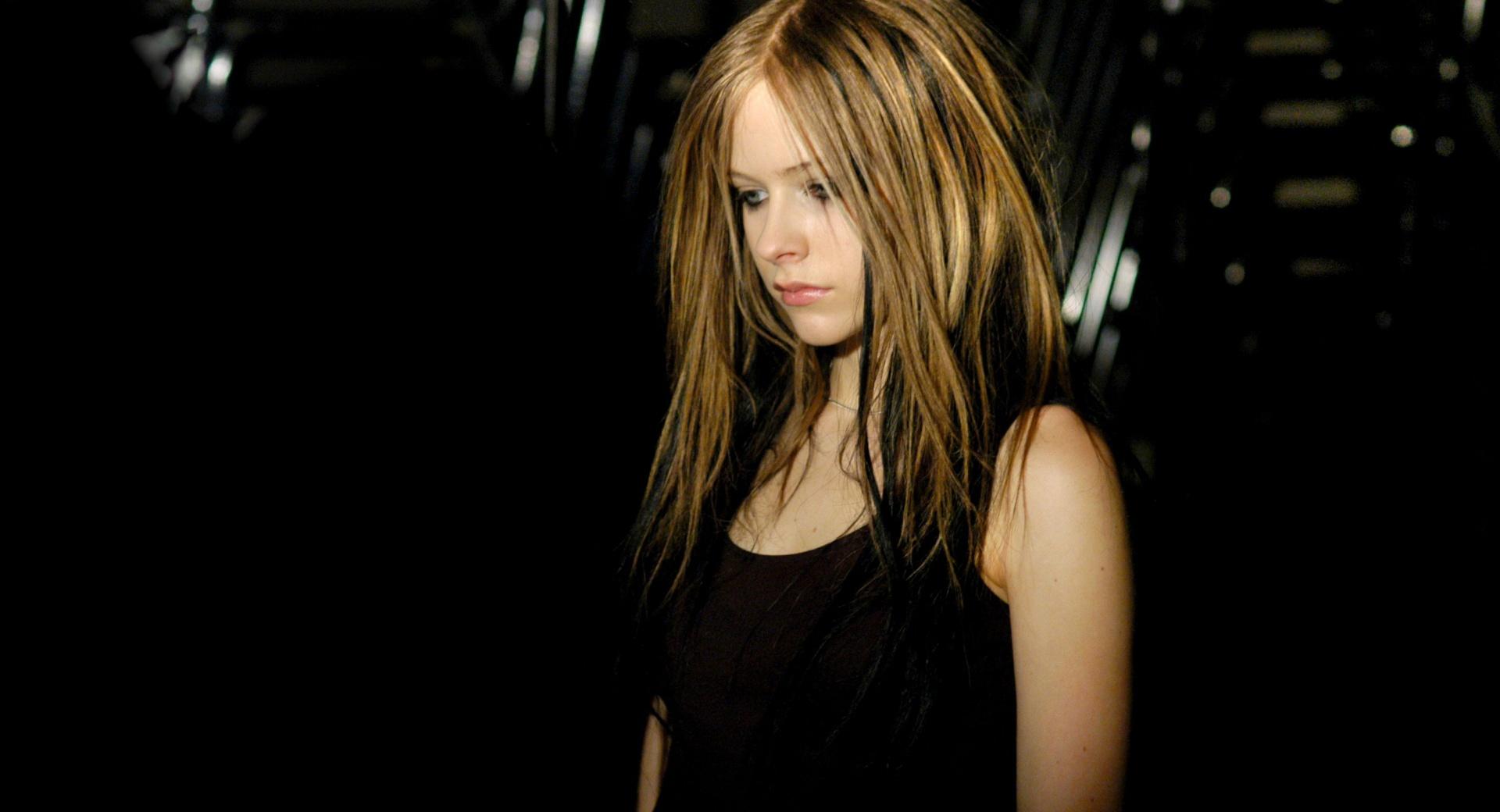 Avril Lavigne Dark at 1600 x 1200 size wallpapers HD quality