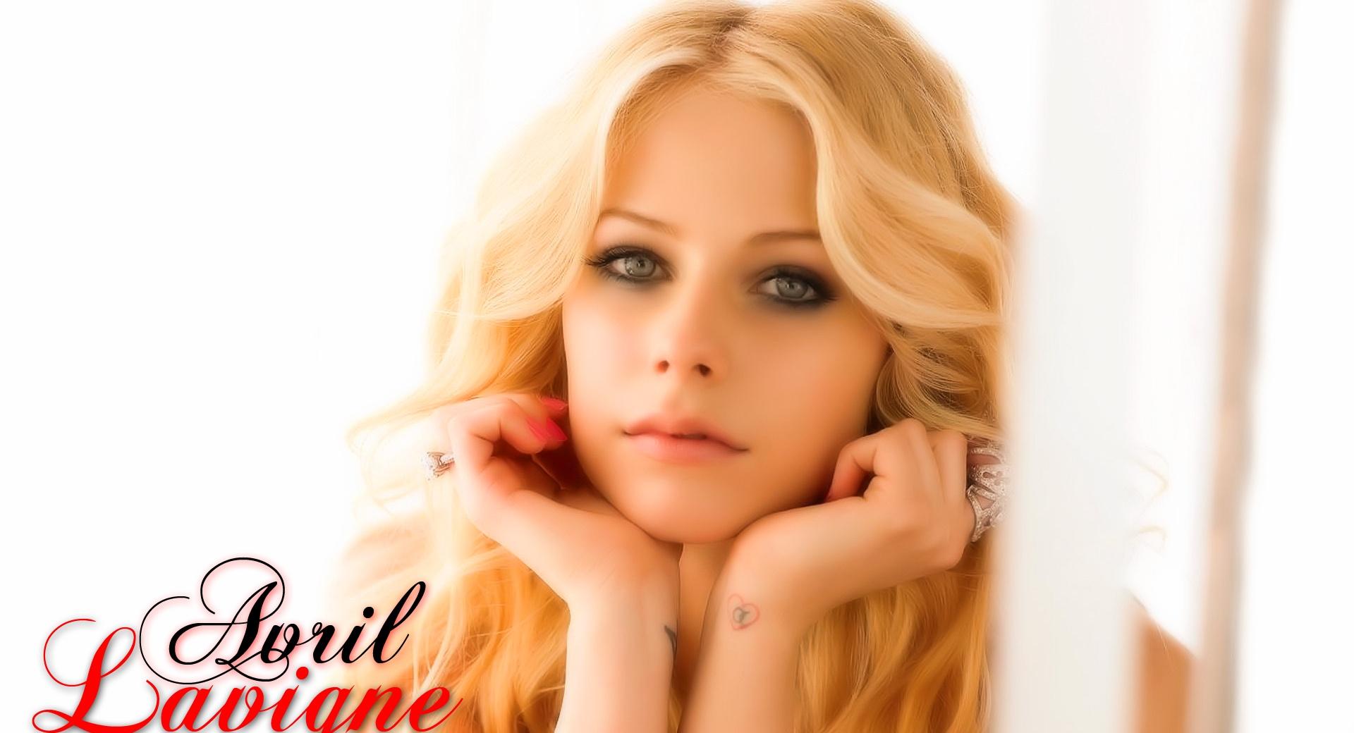 Avril Lavigne Pretty Woman at 1024 x 1024 iPad size wallpapers HD quality