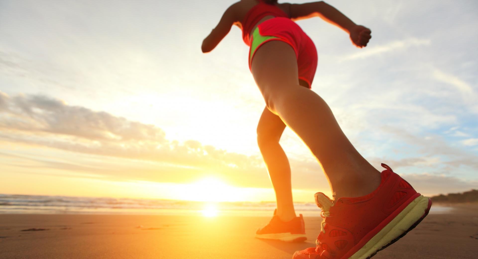 Beach Jogging at 750 x 1334 iPhone 6 size wallpapers HD quality