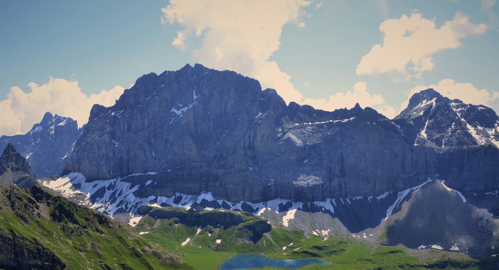 Beautiful Mountain Lake at 2048 x 2048 iPad size wallpapers HD quality