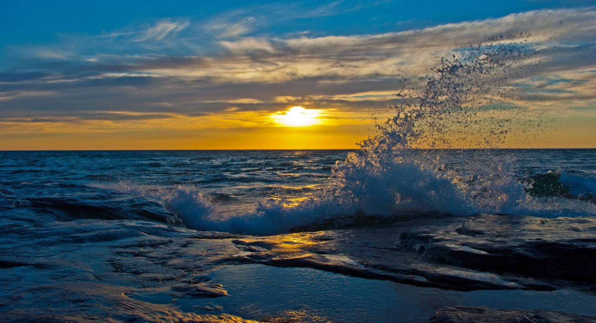 Blue Wave Splash And Yellow Sunlight at 1152 x 864 size wallpapers HD quality