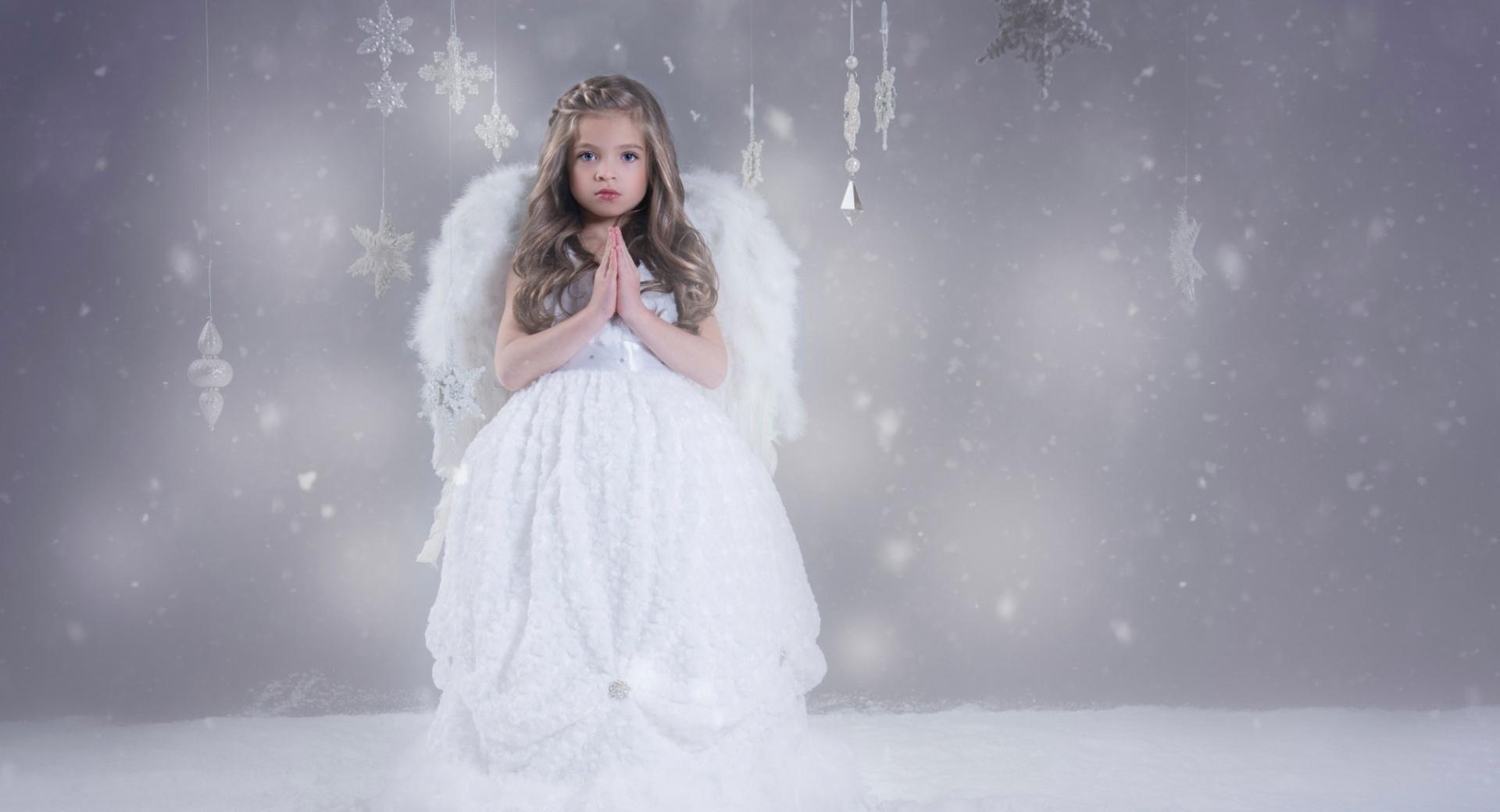 Christmas Angel at 1024 x 768 size wallpapers HD quality