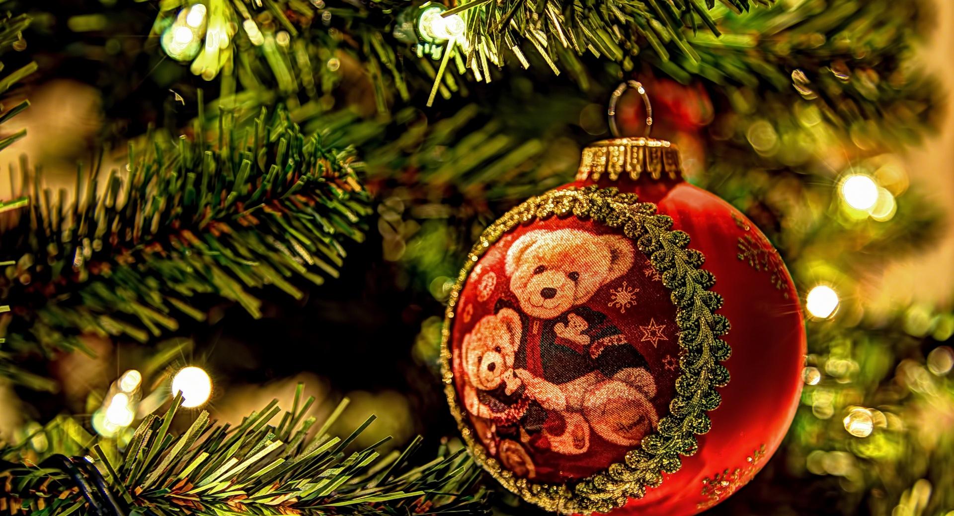 Christmas Tree Decorations at 1600 x 1200 size wallpapers HD quality